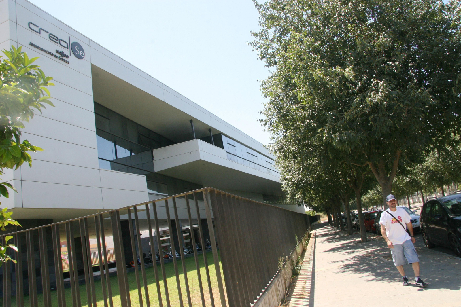 Un hombre pasa junto al edificio CREA, enclavado en el barrio de San Jerónimo.