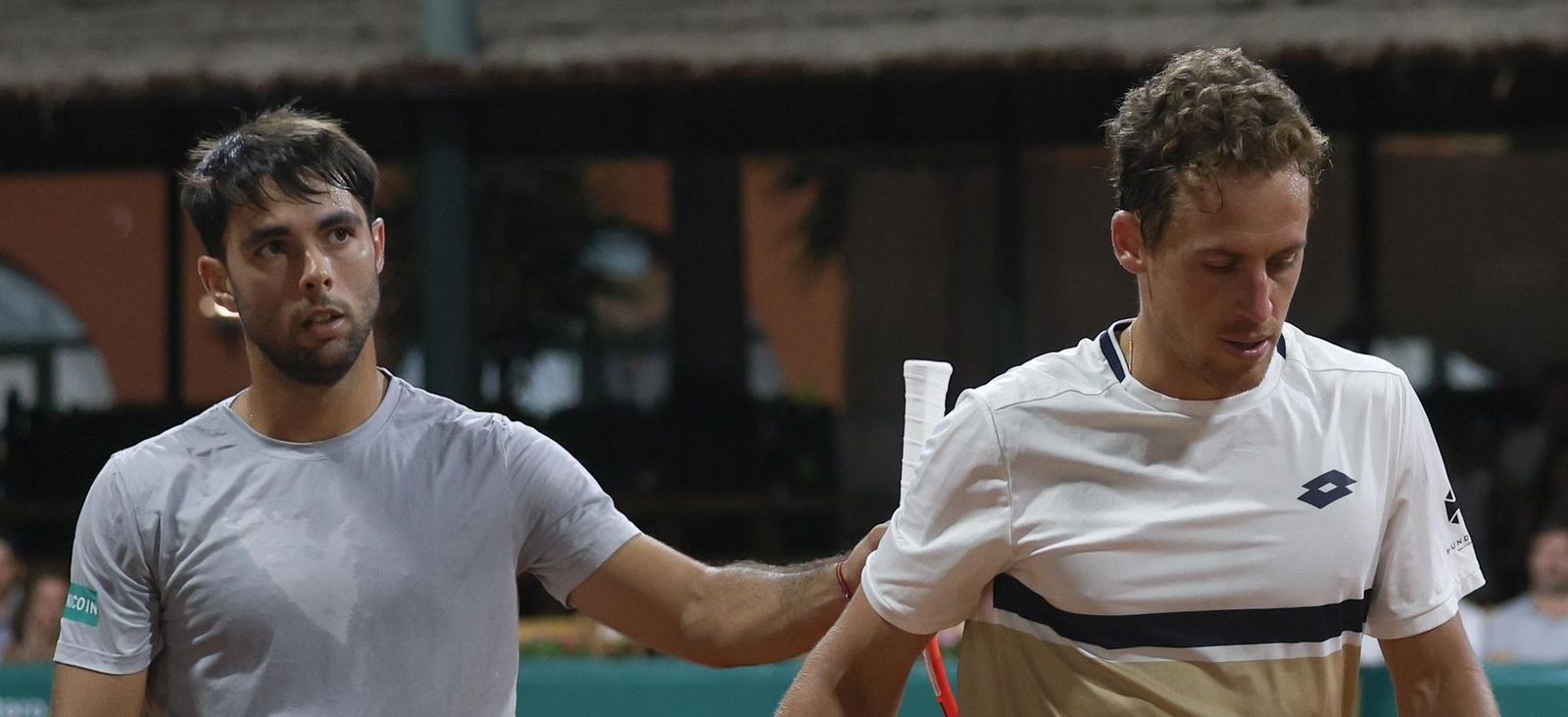 El argentino Germán Olivieri se despide de Roberto Carballés tras la retirada del tricampeón.