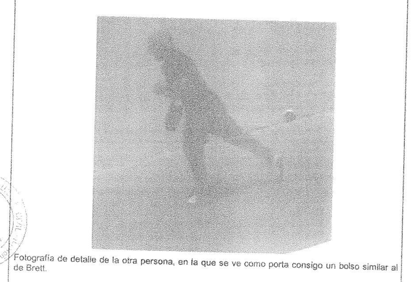 Uno de los fotogramas de la grabación que captó a dos hombres entrando y saliendo de la casa de Brett.