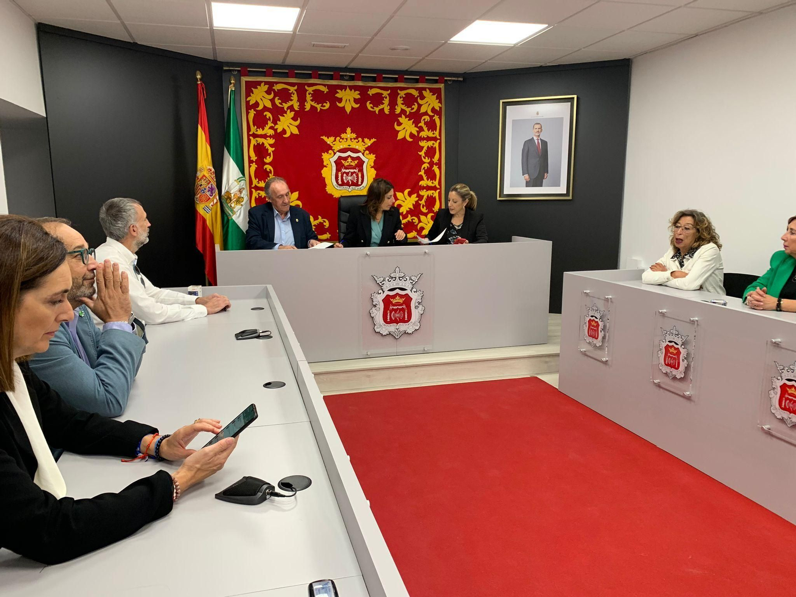 El acto de la firma de los convenios se desarrolló en el salón de plenos.