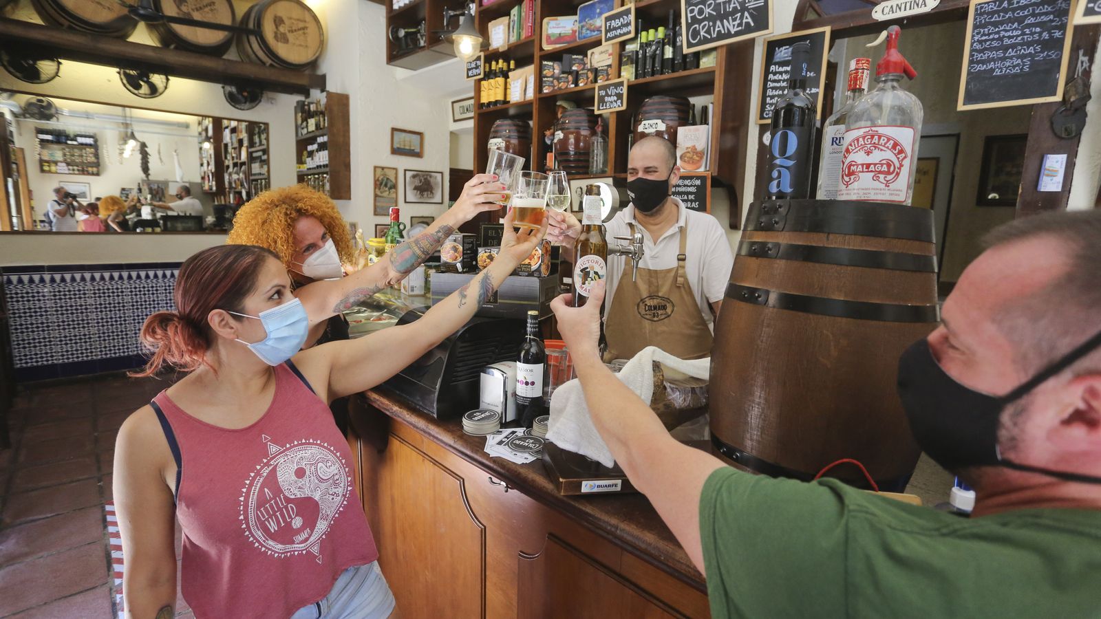 Para brindar sin romper la distancia de seguridad hay que estirar bien el brazo.