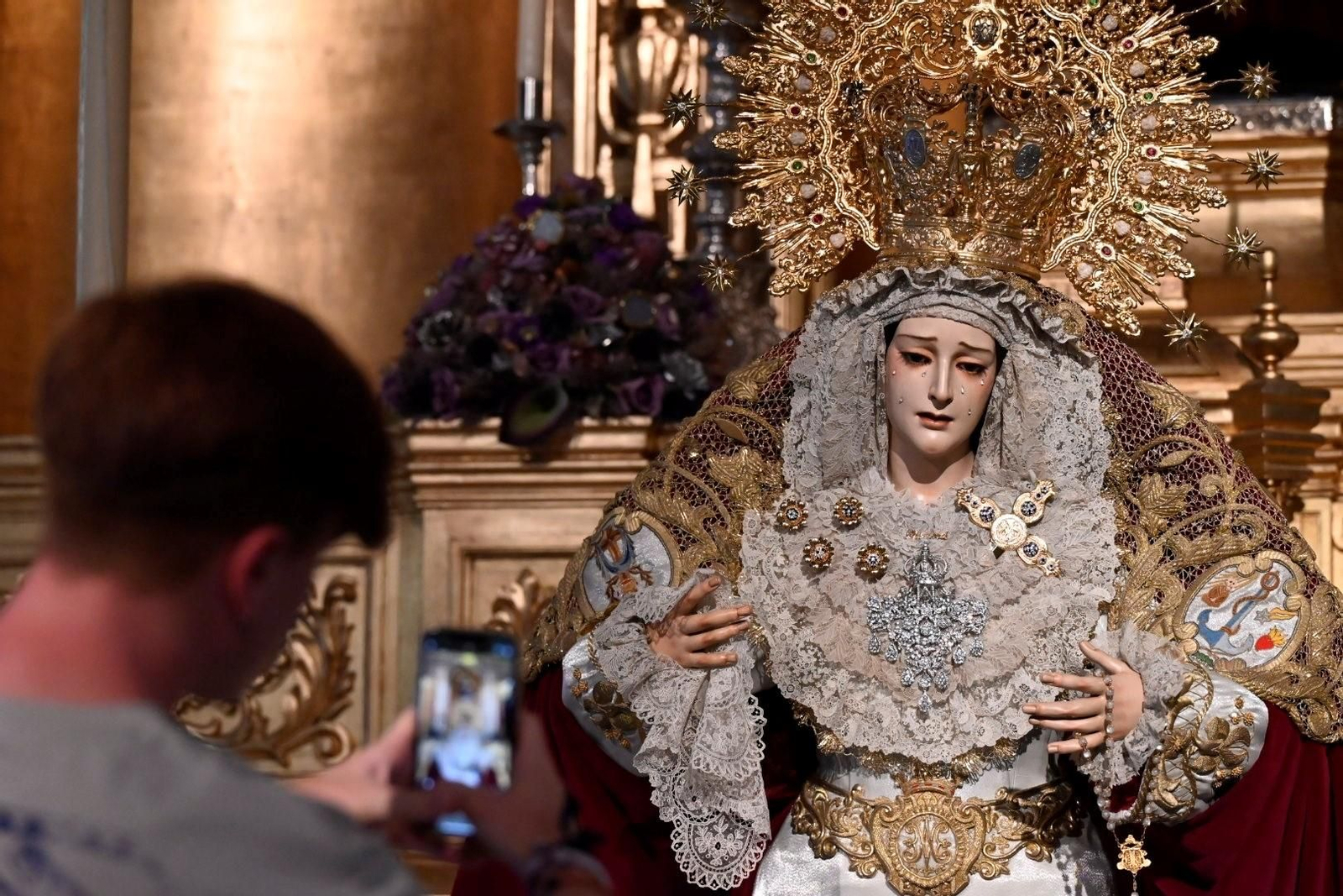 Las mejores fotos de la veneración de la Virgen de la Piedad de Córdoba tras su restauración Las mejores fotos de la veneración de la Virgen de la Piedad de Córdoba tras su restauración