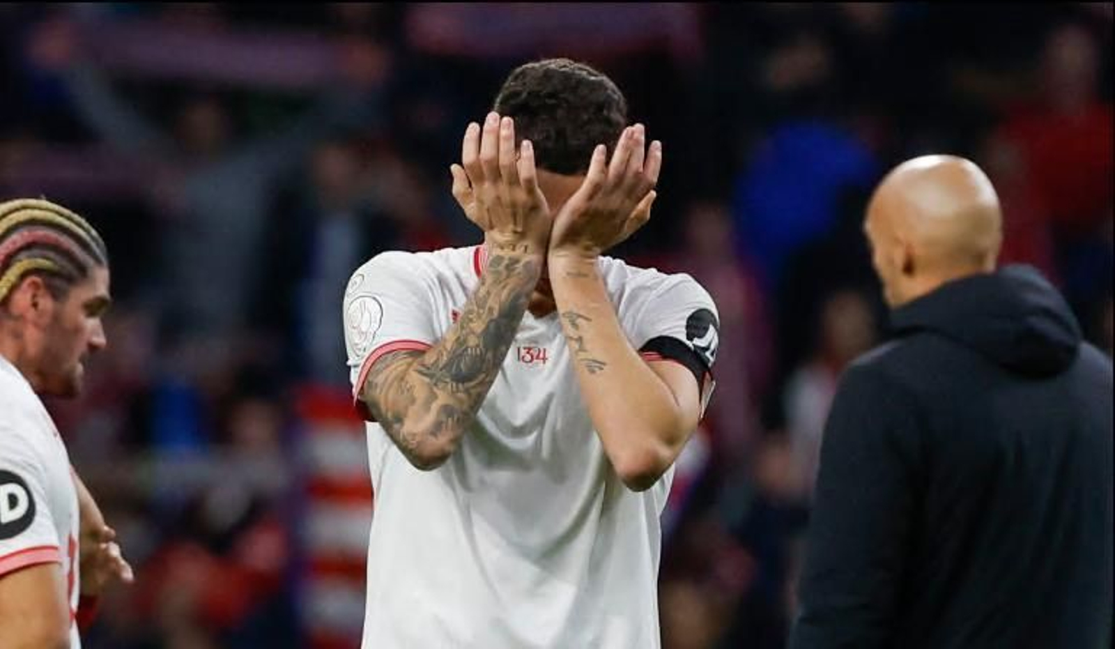 Ocampos, con las manos en la cara al final del partido en el Metropolitano.