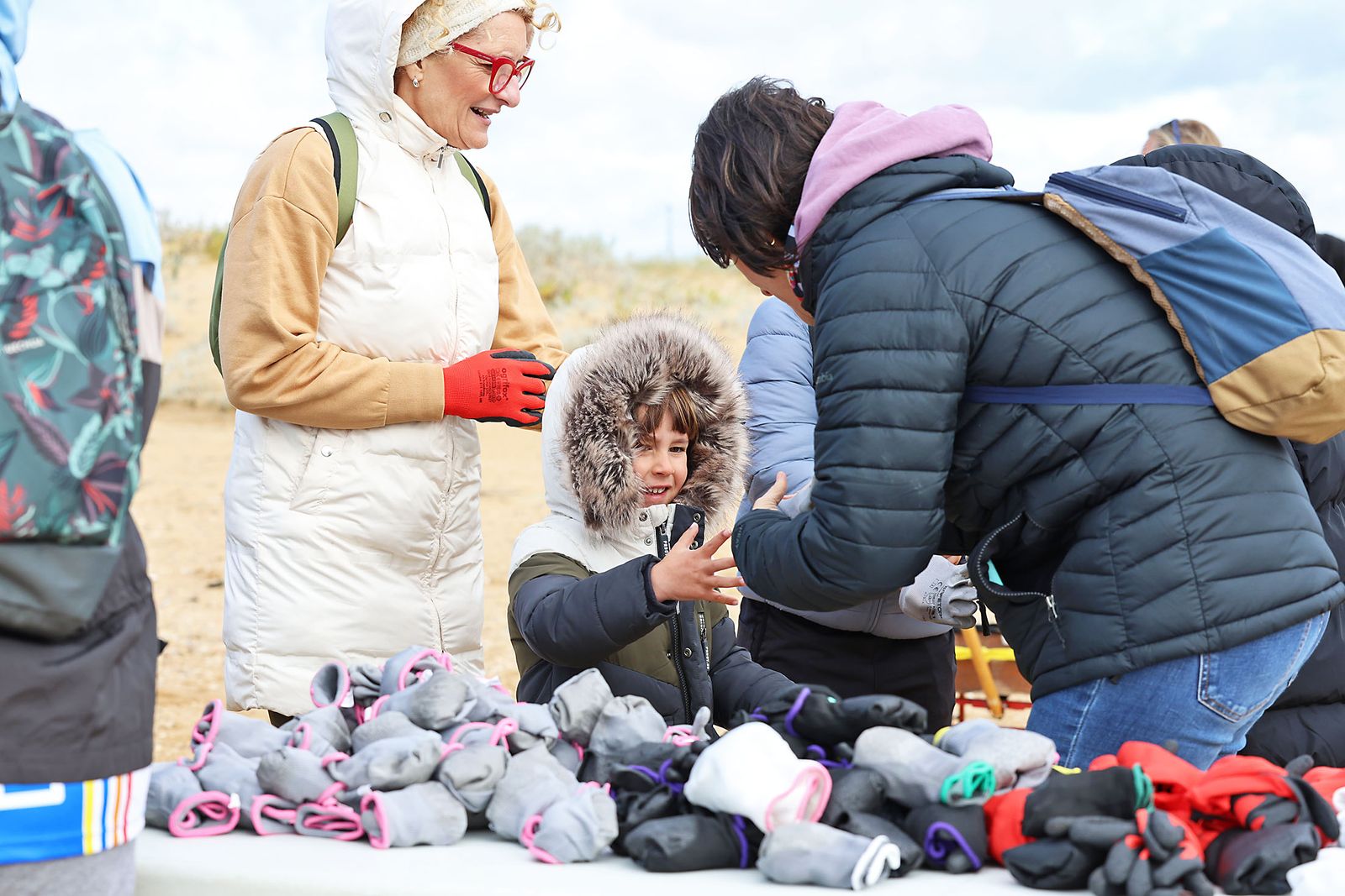 Imágenes de la Acción medioambiental de limpieza en la playa del Espigón, organizada por Gañafote Cup