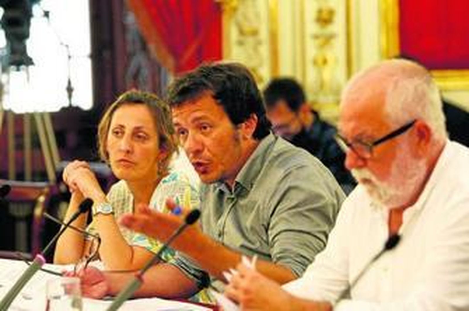 José María González interviene en el pleno con Ángeles González (Ganemos Jerez) y Antonio Alba (IU) a su lado.