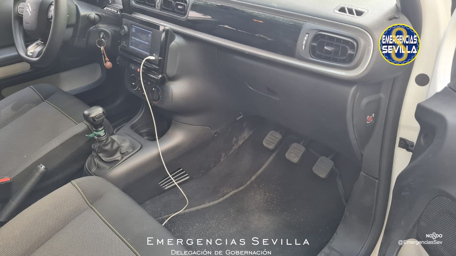 El interior del coche, con los pedales adaptados en el lugar del copiloto.