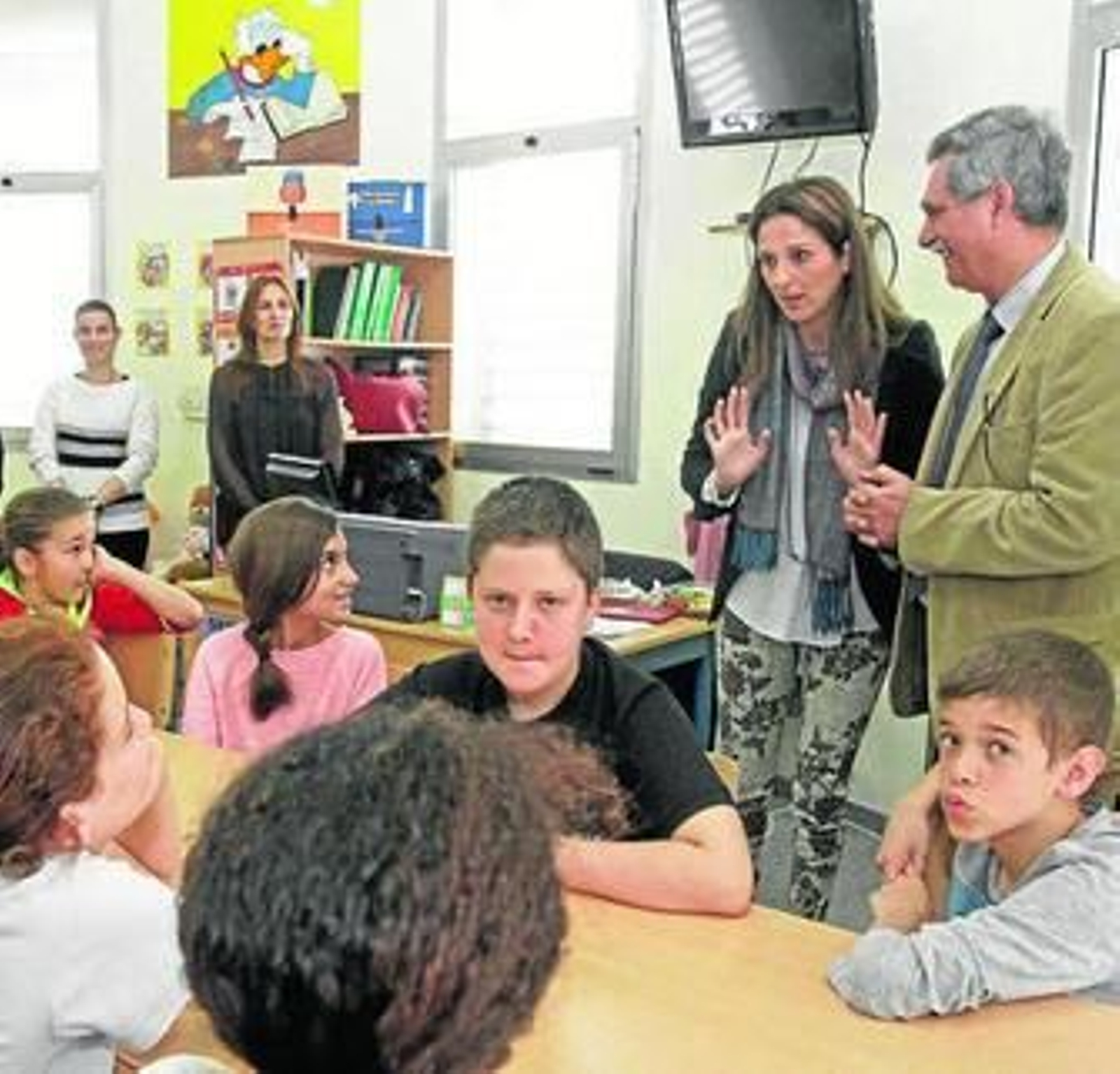 Imagen de Saucedo junto a Moreno visitando la biblioteca.