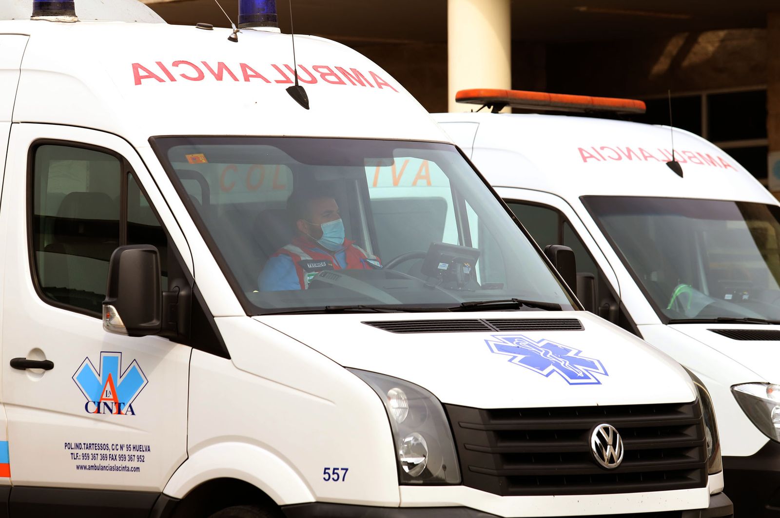 Un sanitario en una ambulancia en las inmediaciones del Hospital Juan Ramón Jiménez.