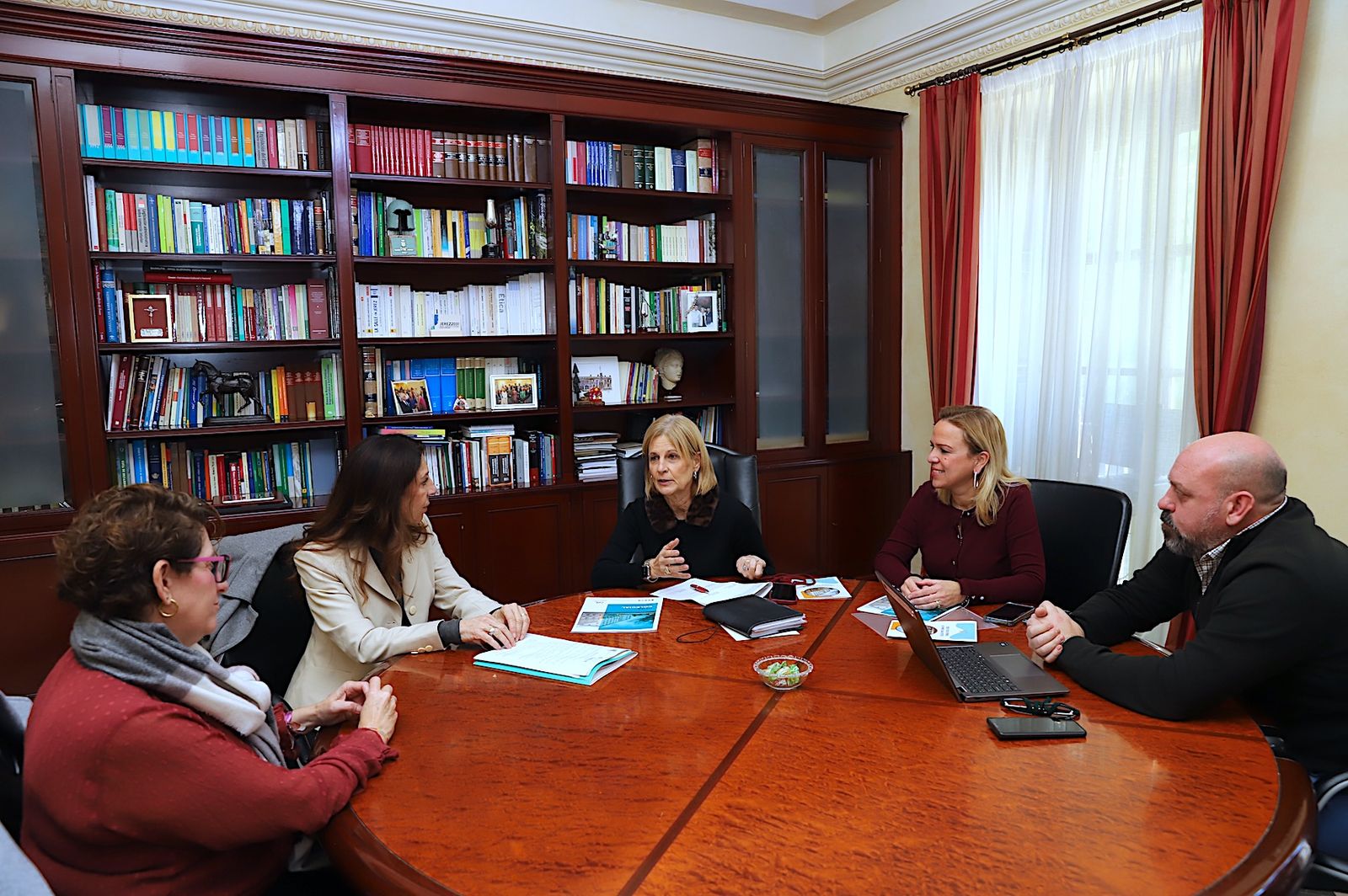 La alcaldesa de Jerez, María José García-Pelayo, se reúne con miembros del Colegio de Trabajo Social de la provincia de Cádiz.