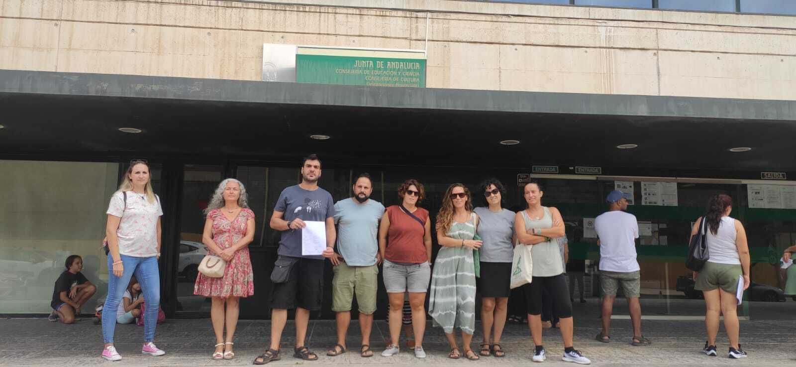 Padres y madres de la AMPA Berchul mantiene una reunión in extremis con el delegado territorial de Desarrollo Educativo para exigir una solución inmediata a la falta de docentes, en total siete, para iniciar el curso en el CPR San Roque