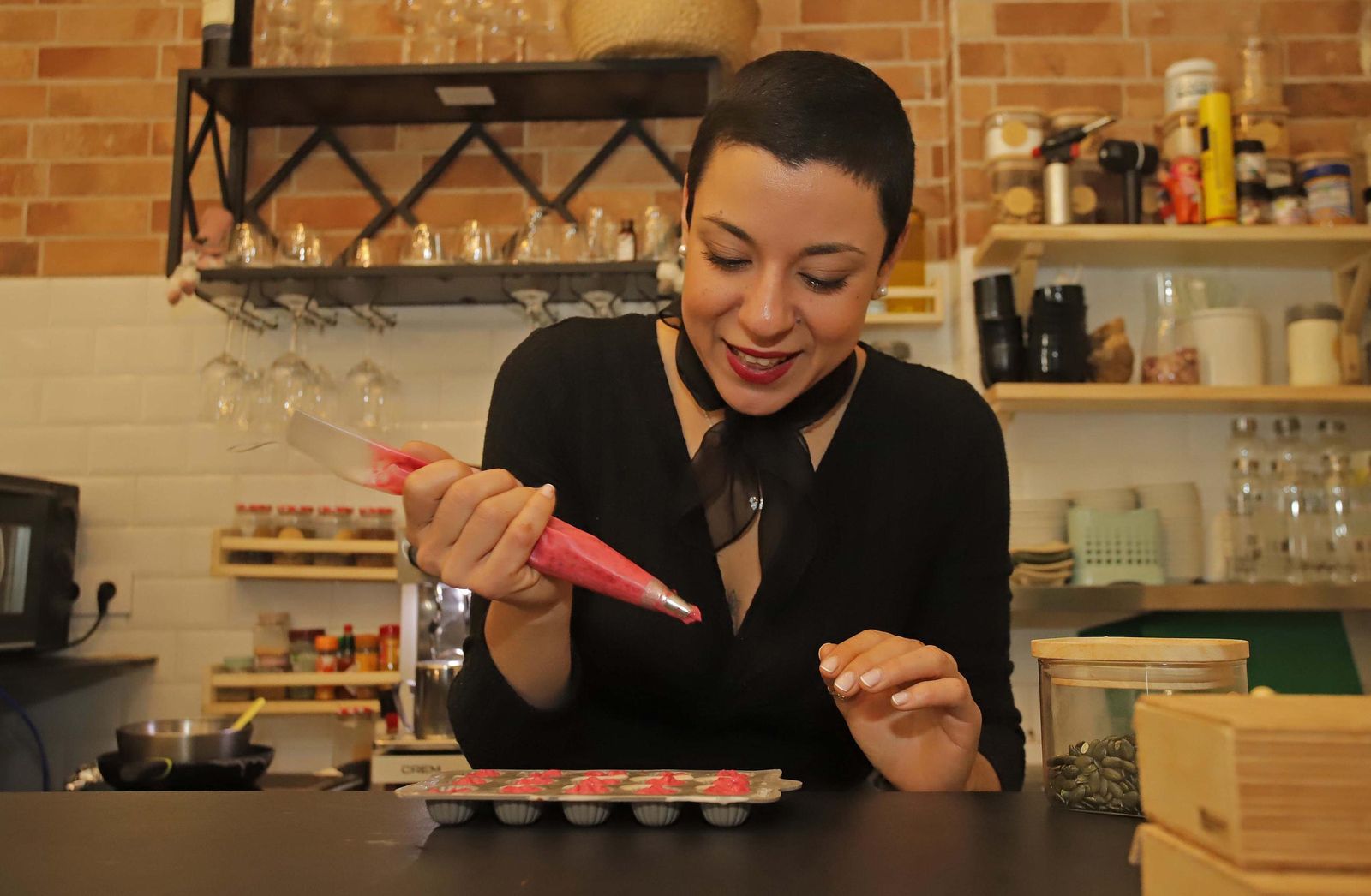 Mariana Cardoso prepara bombones rellenos artesanos en 'El lugar que no existe'.