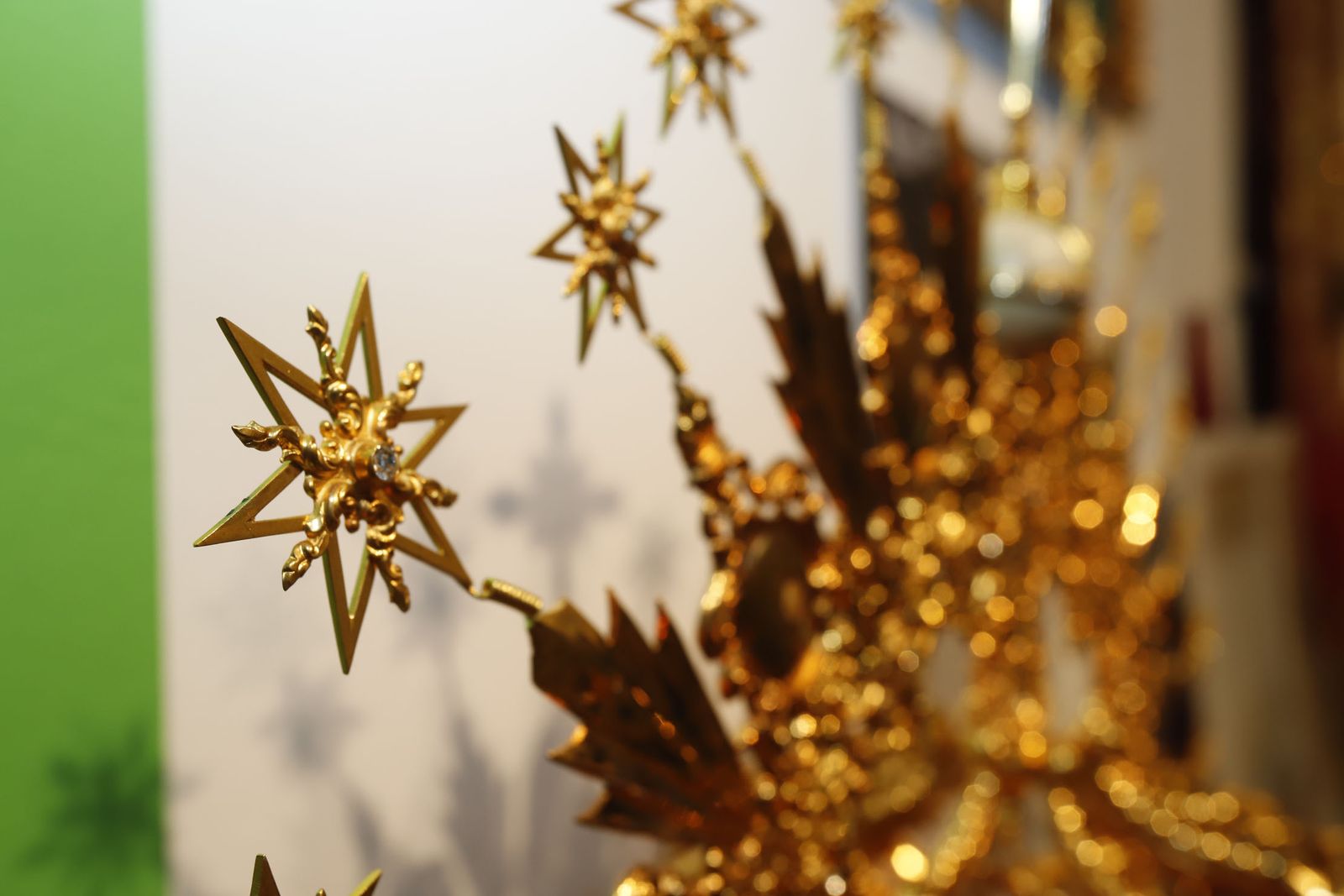 Imágenes de la inauguración de la exposición Regina Roris en la sala de la Fundación Cajasol 'El Comercial'