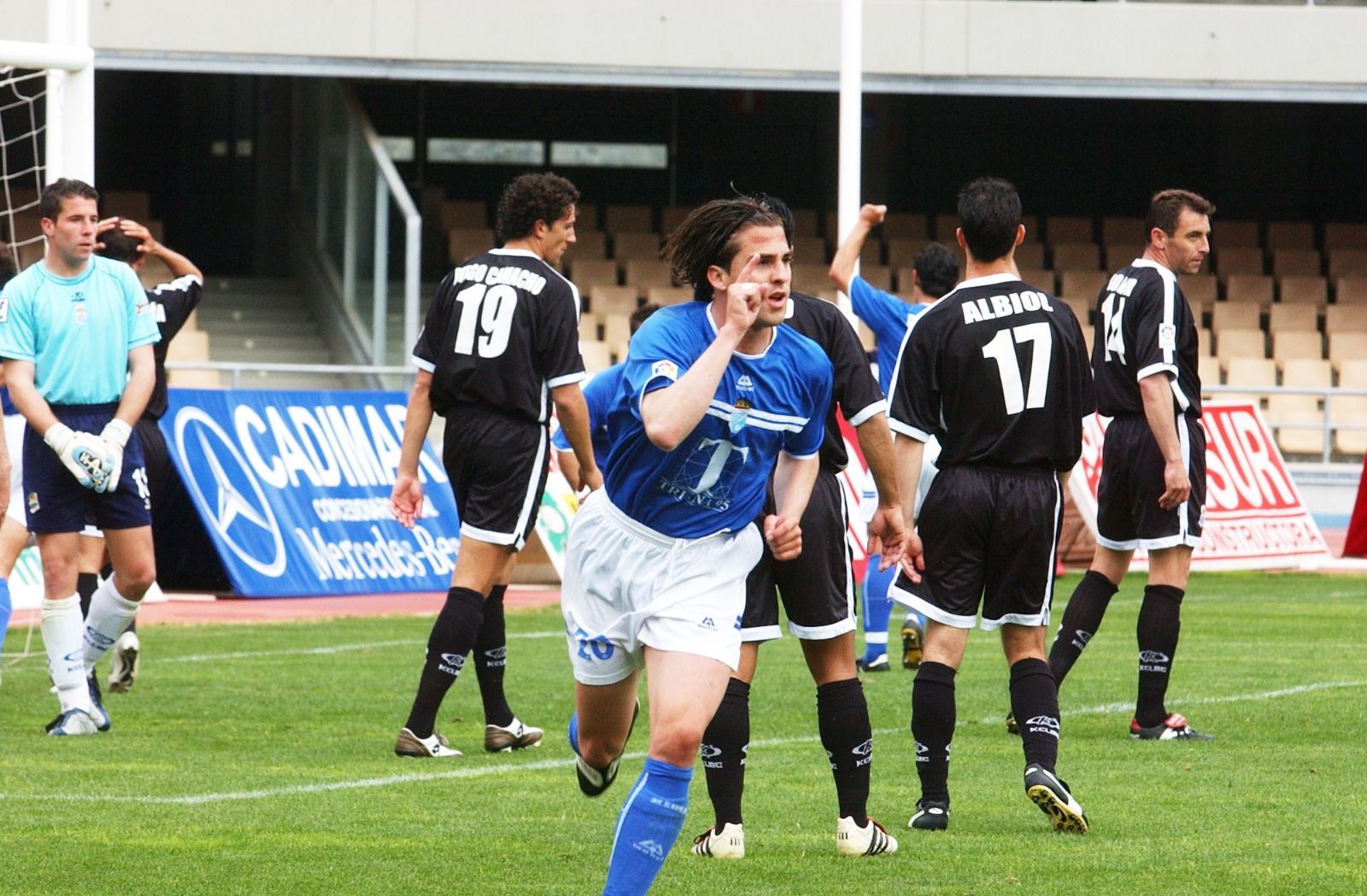 Mena celebra el 1-0 que dio la victoria al Xerez CD ante el Recre en la 2003/04.