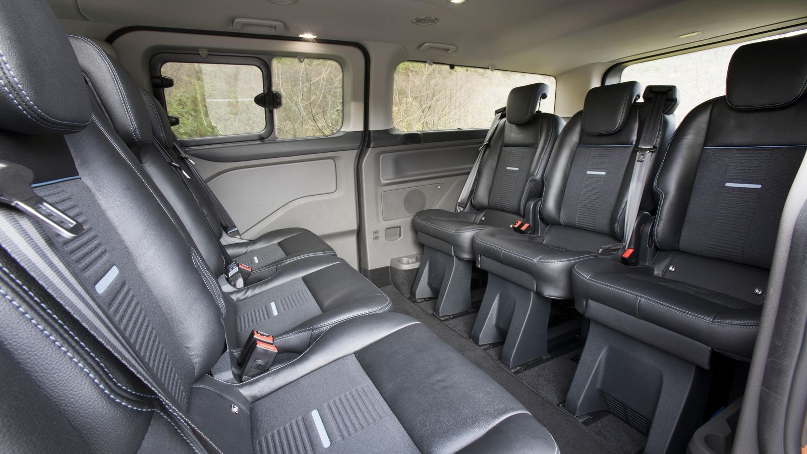 Se puede modificar la posición de los asientos para que, por ejemplo, vayan enfrentadas las dos filas posteriores; pero también retirar alguno de ellos, uno a uno, y utilizar sus anclajes para sujetar la carga.