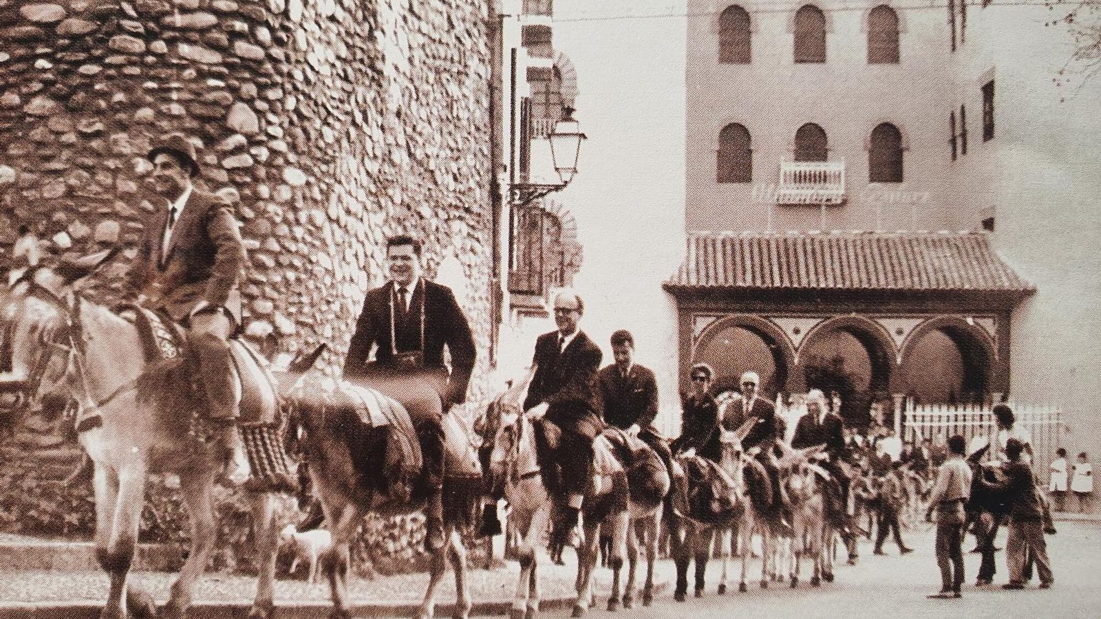 Curiosa foto donde se ven turistas salir del hotel montados en burros.