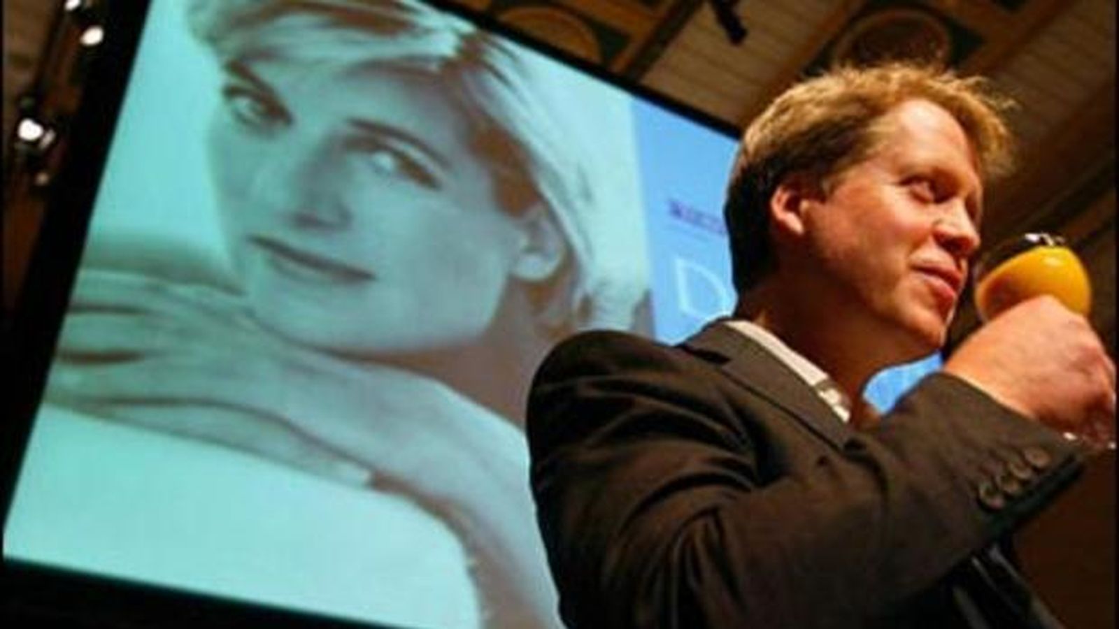 Charles Spencer, en una conferencia sobre su hermana Diana.