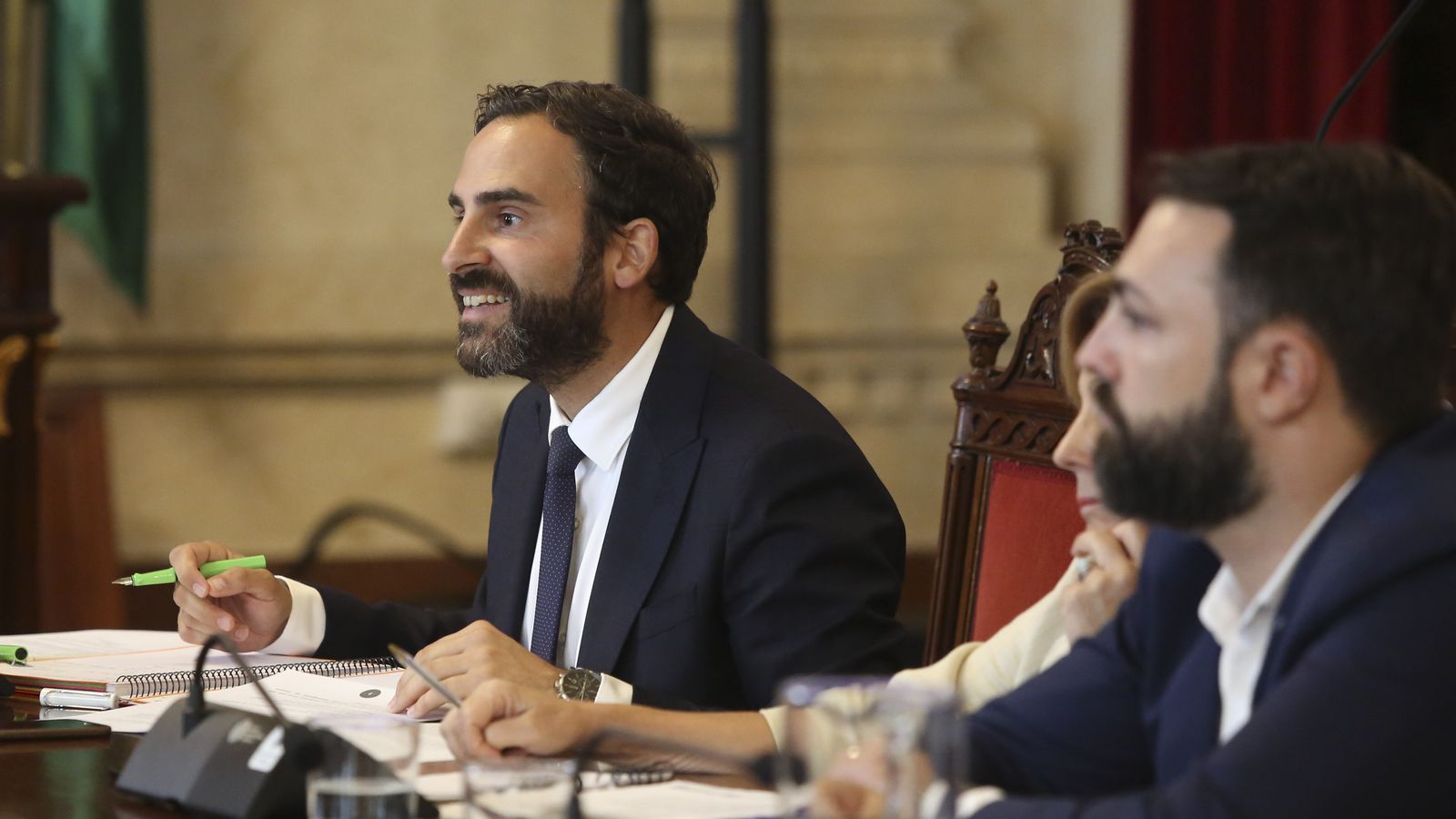El portavoz del PSOE, Daniel Pérez, interviene en el pleno.