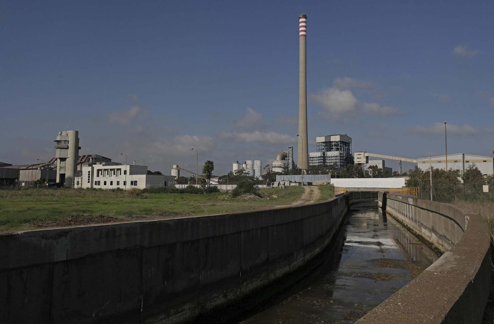 La central térmica de Los Barrios que EDP reconvertirá en una planta de hidrógeno verde.