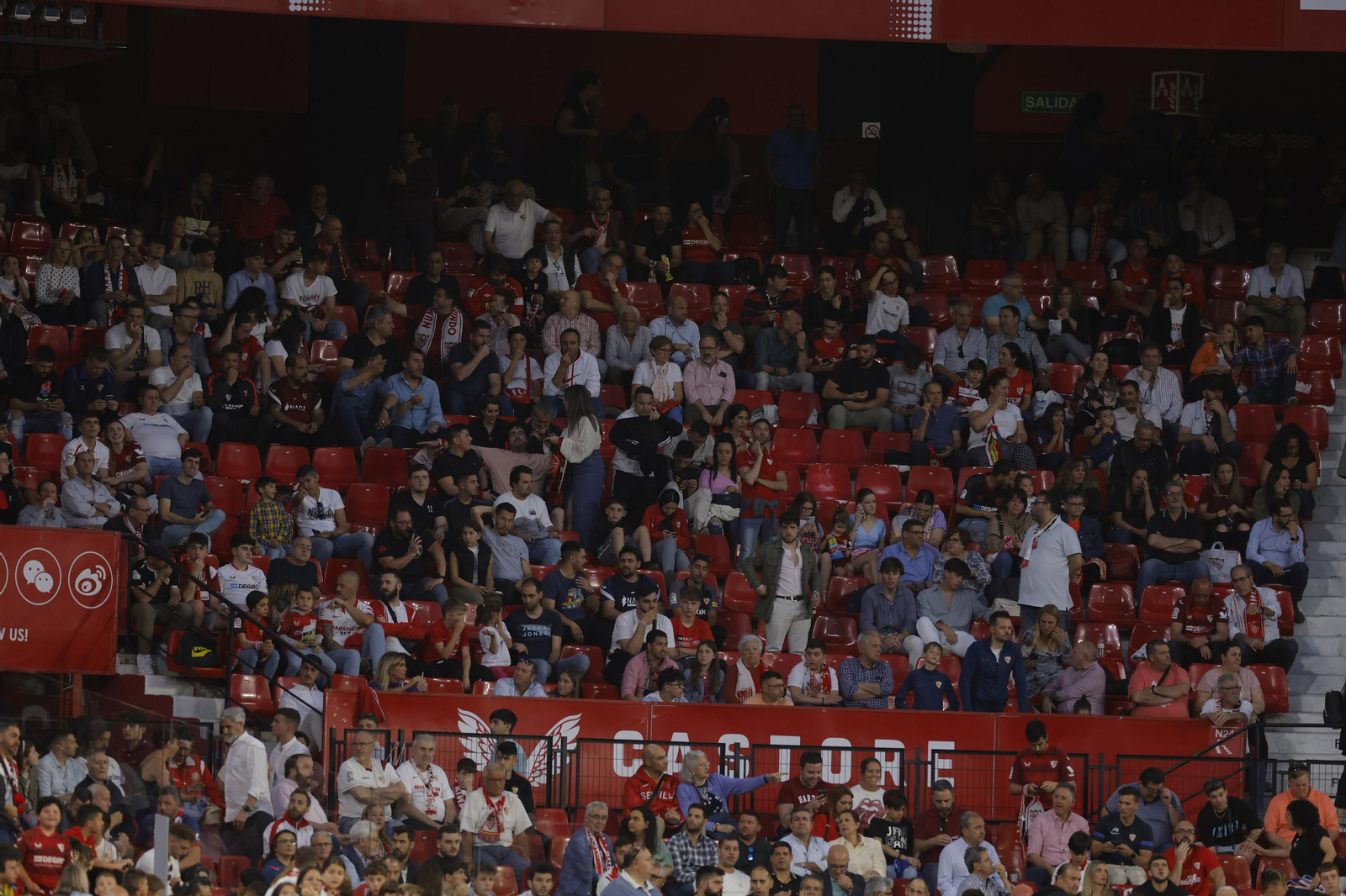 Búscate en las fotos del Sevilla-Celta