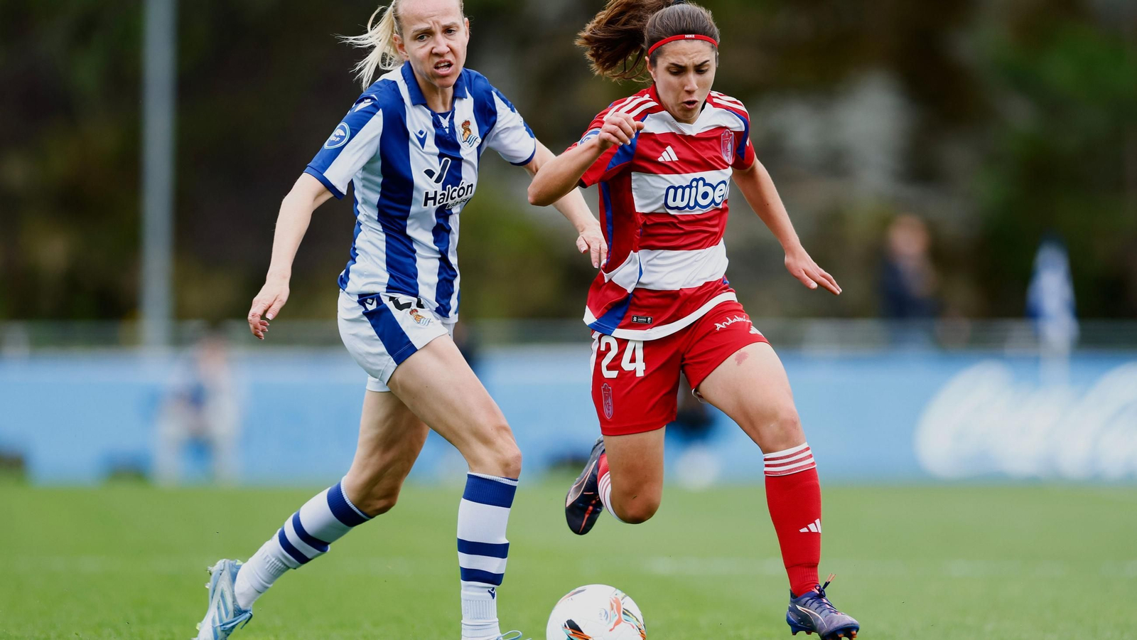 Alexia pugna por el balón durante el partido