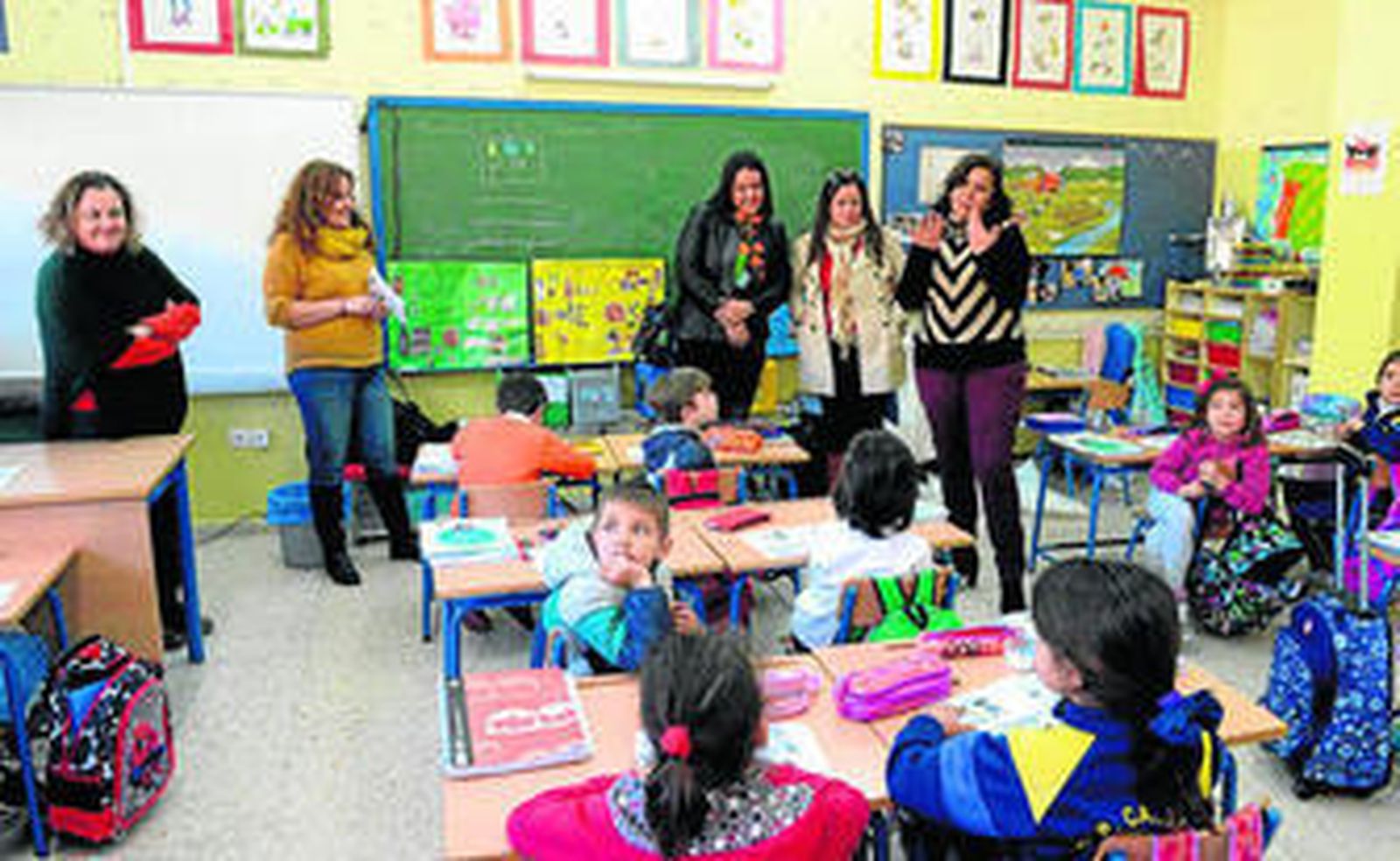 Imagen de las concejales durante su visita al colegio Caetaria en Algeciras.