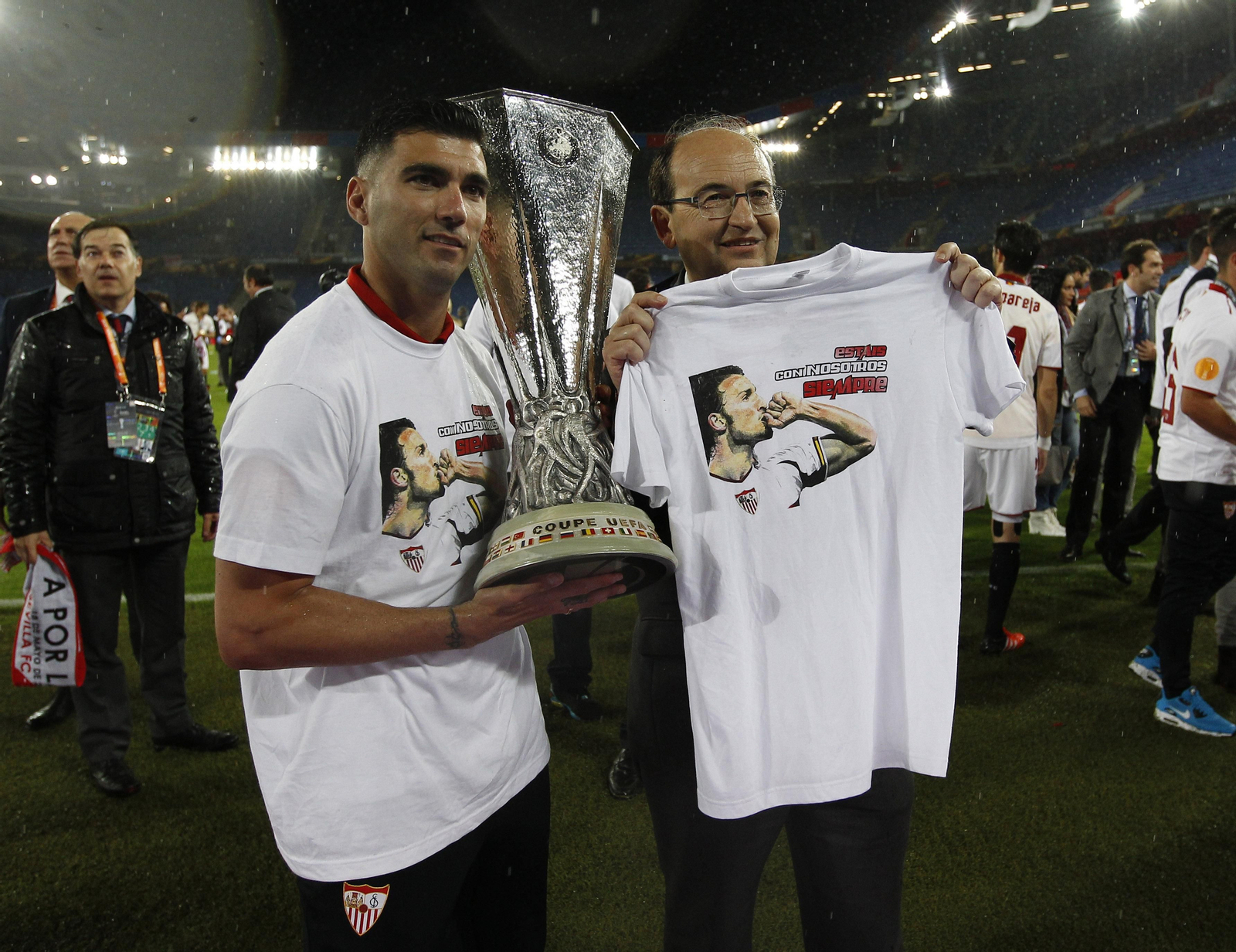 Reyes porta el trofeo ganado en Basilea junto a Castro, con la efigie de Puerta.