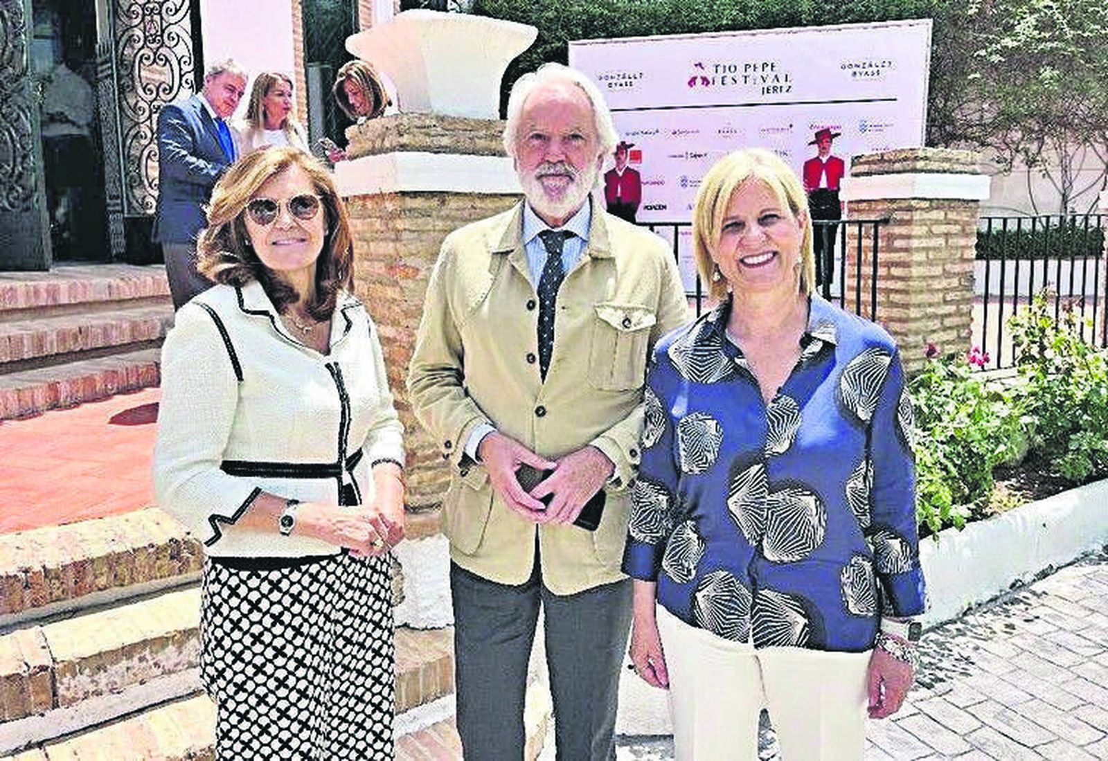 La alcadesa de Jerez, María José García-Pelayo, con Lola Rojas y Agustín Muñoz.