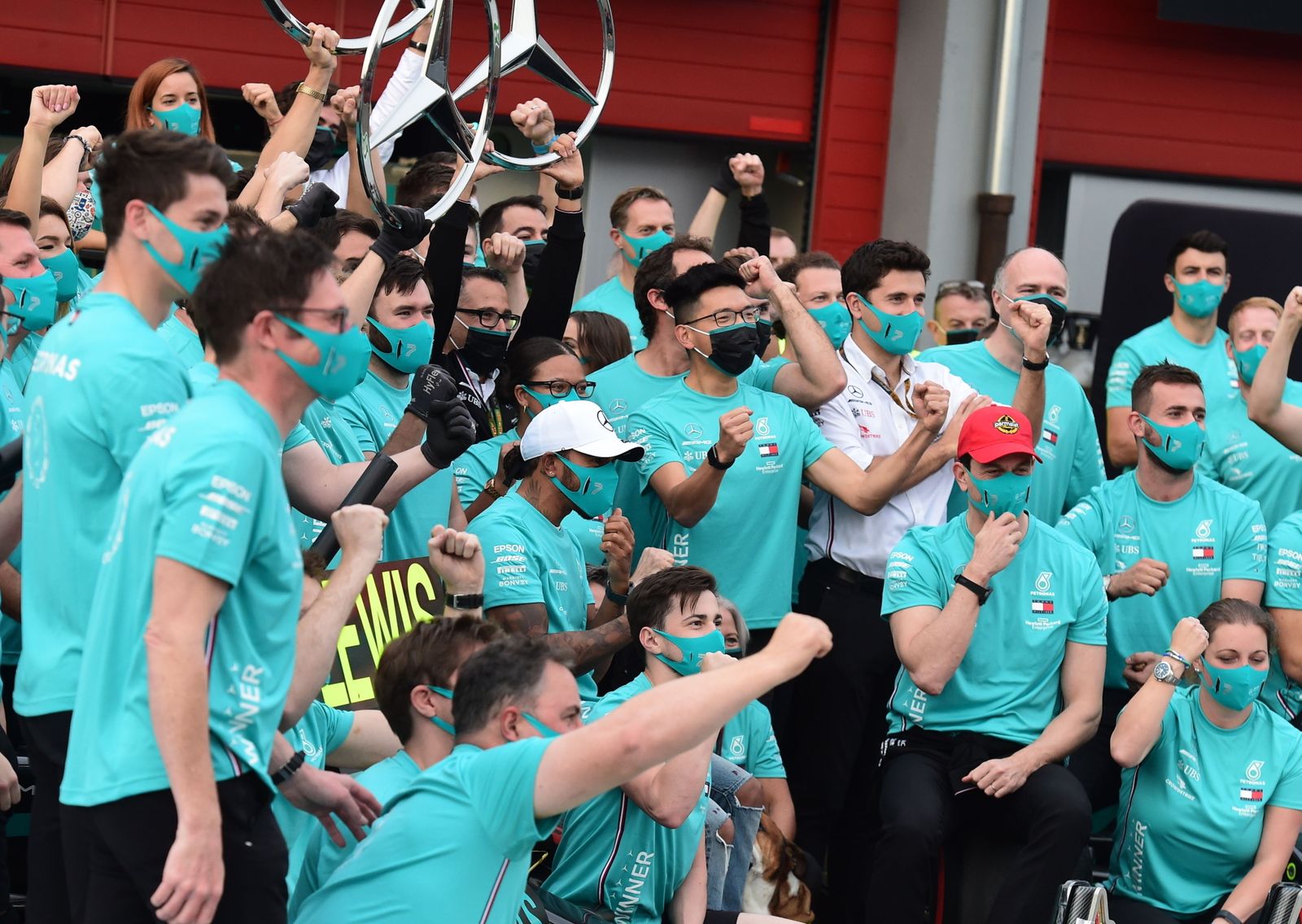 El equipo Mercedes celebra el título de constructores.