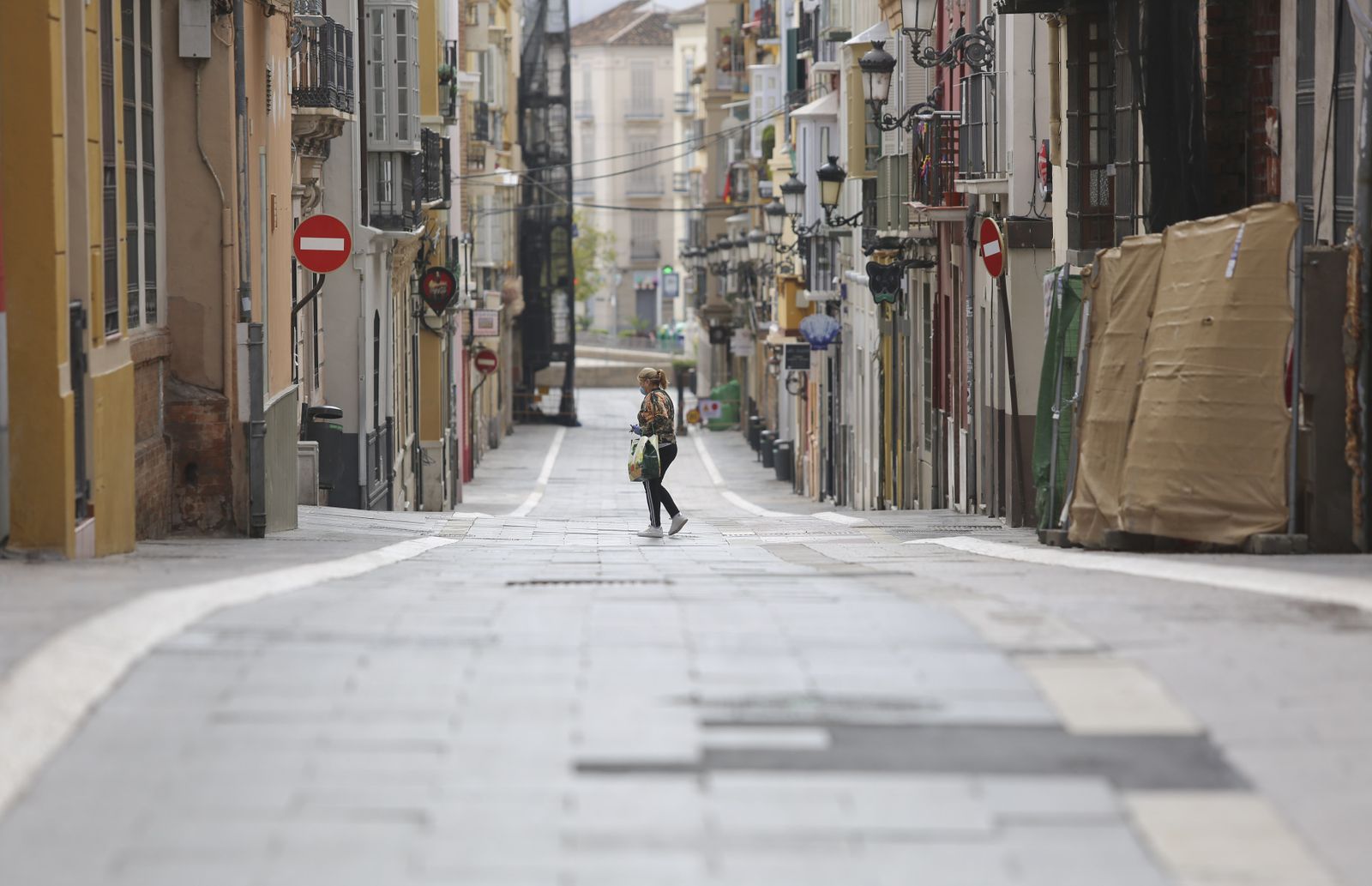 Una mujer camina sola por la calle Madre de Dios durante la epidemia.