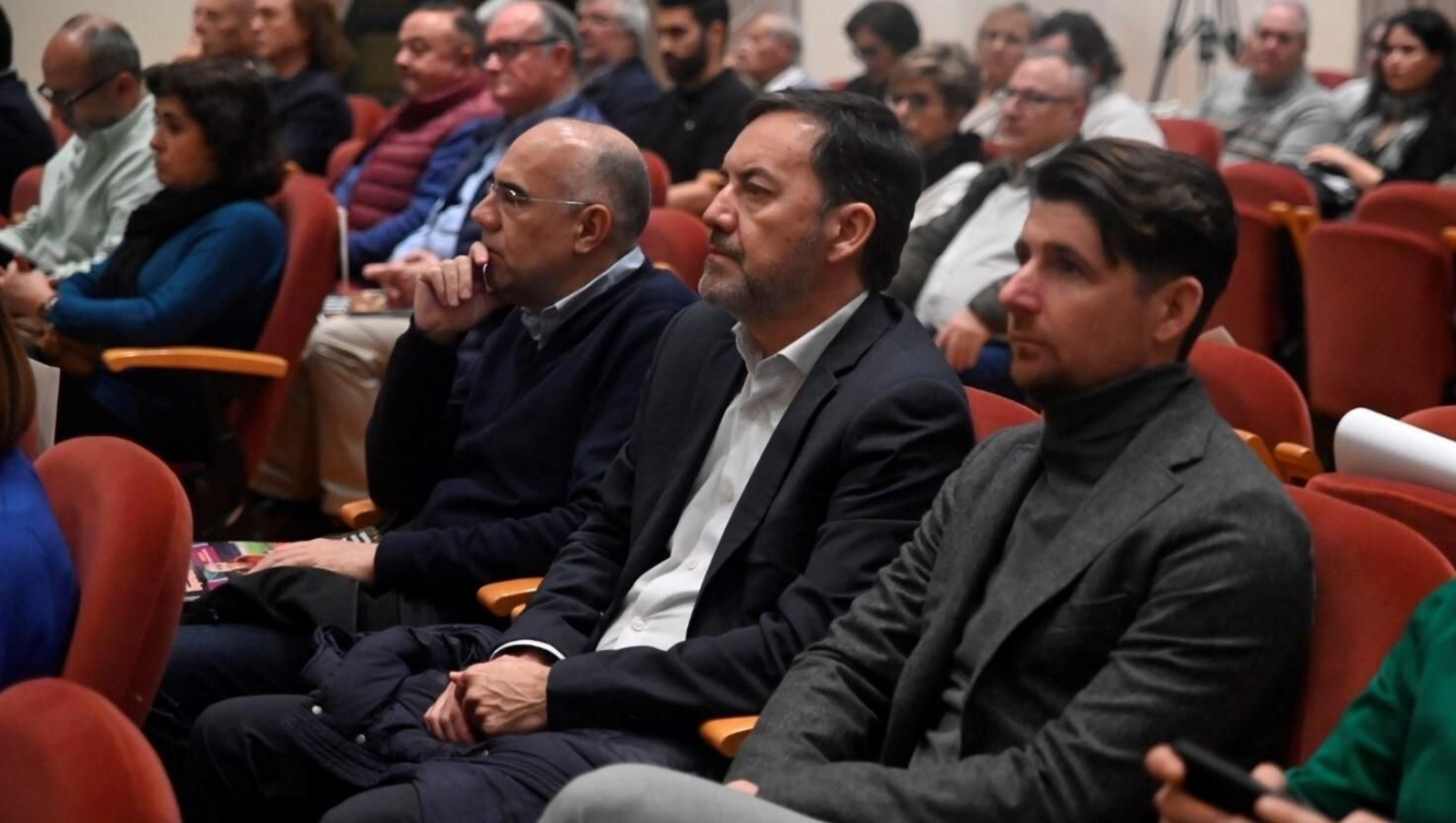 Javi Flores, junto a Antonio Fernández Monterrubio, en la gala de la Asociación de Periodistas Deportivos de Córdoba. Javi Flores, junto a Antonio Fernández Monterrubio, en la gala de la Asociación de Periodistas Deportivos de Córdoba.