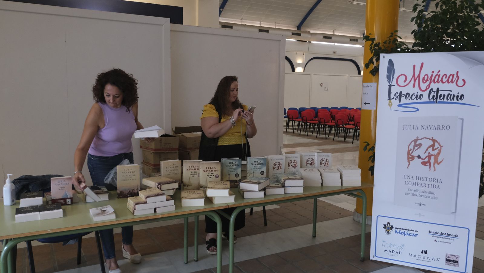 Imágenes de Diario de los Libros en Mojácar, con la escritora Julia Navarro