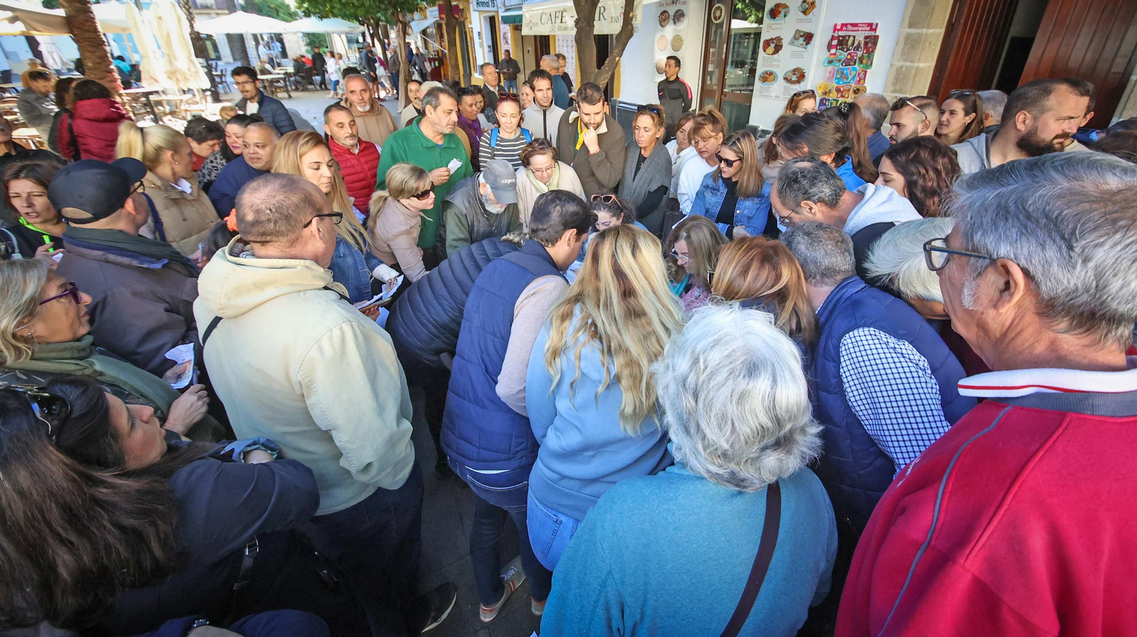 Colas en el  reparto de los bonos descuento para bares en Jerez