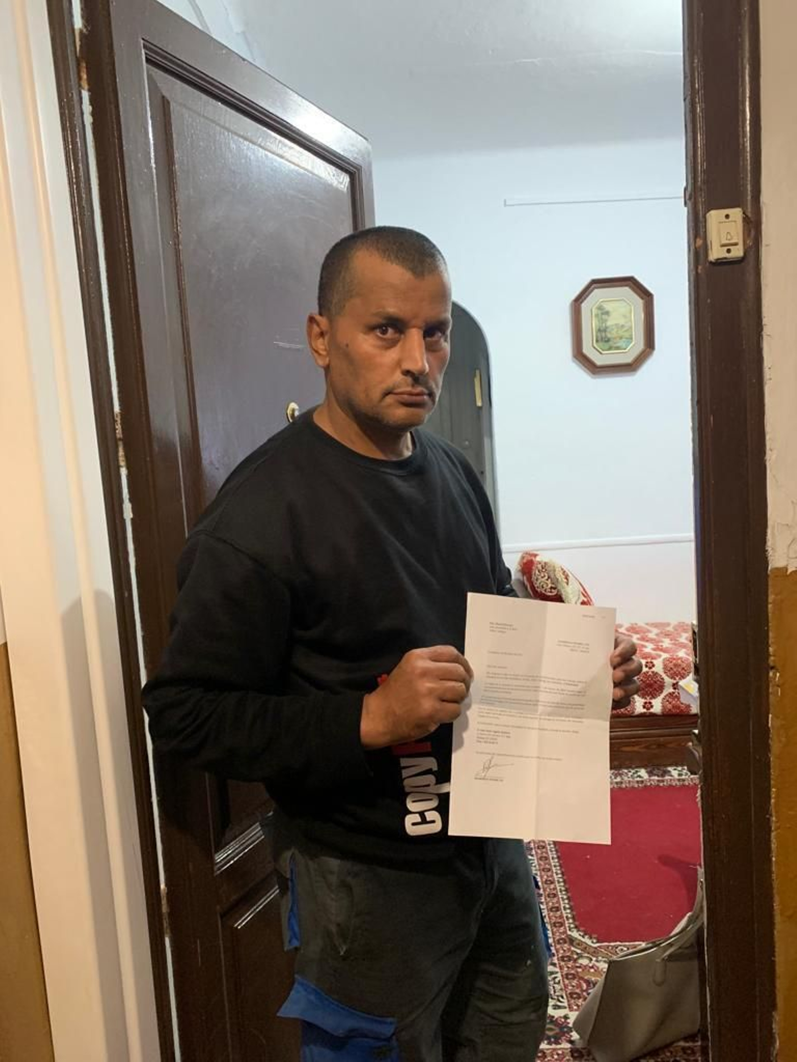 Ahmed Chaoui Ben Fatna con la notificación de desalojo.