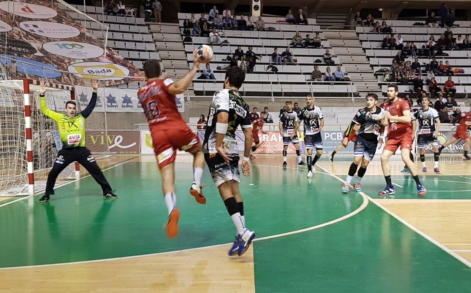 De Hita intenta frenar un ataque del Bada Huesca.