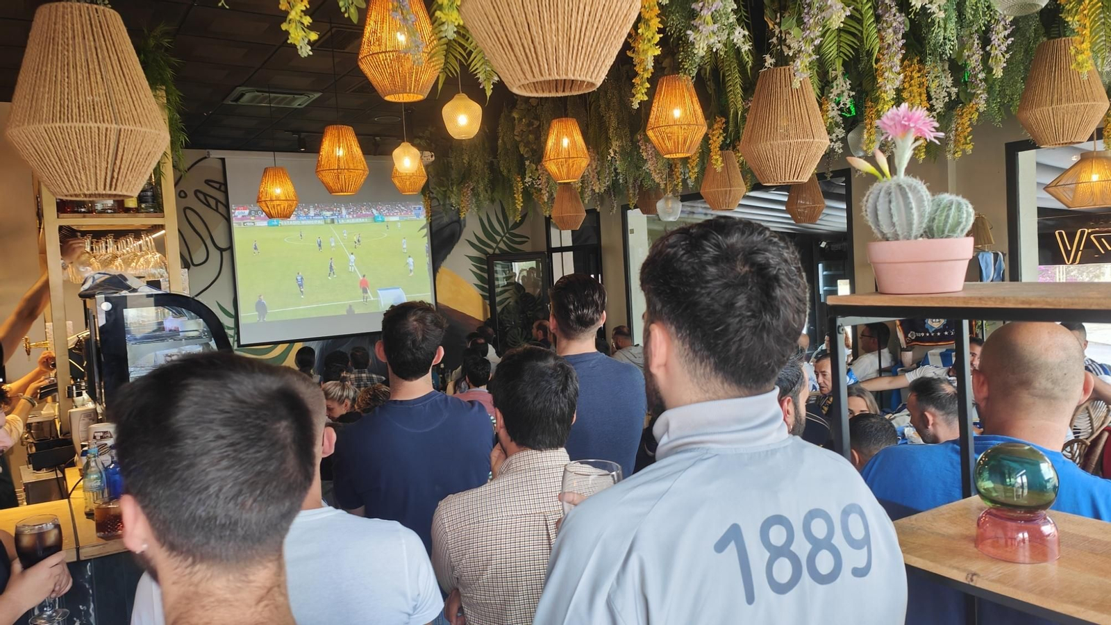 Aficionados del Recreativo de Huelva se reúnen para ver el  Recreativo de Huelva y la Gimnástica Segoviana