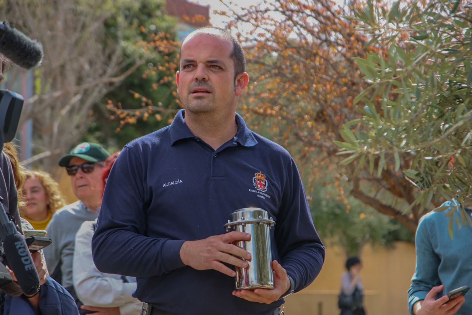 Las imágenes de la plantación de un olivo y el entierro de una cápsula del tiempo