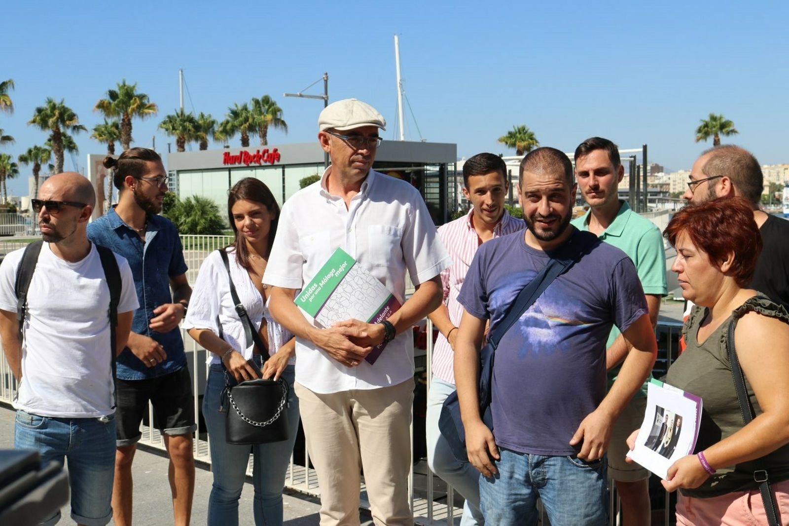 Zorrilla y Macías junto a parte de los trabajadores despedidos del Hard Rock Café de Muelle Uno.