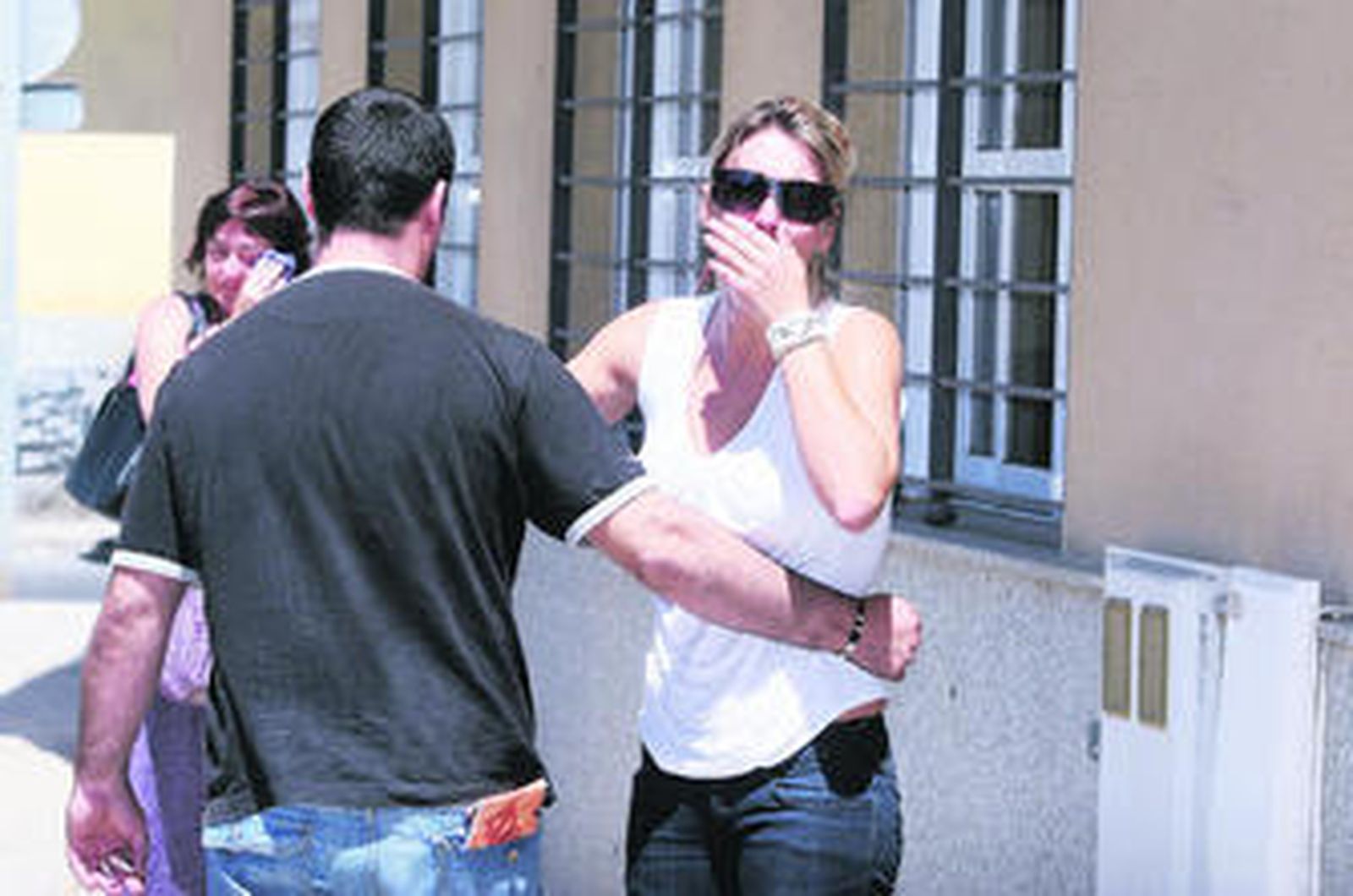 El hijo de la víctima coge a su hermana a la salida del juicio contra el menor ante la mirada de su madre, el pasado julio.