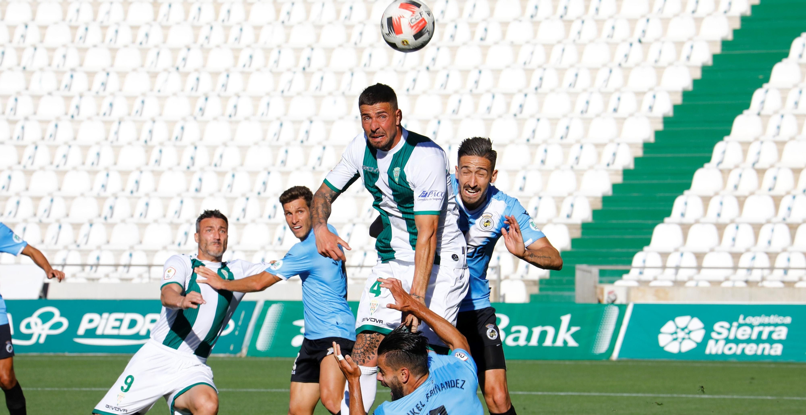 Xavi Molina intenta rematar de cabeza un córner en el tramo final del partido ante la Balona.