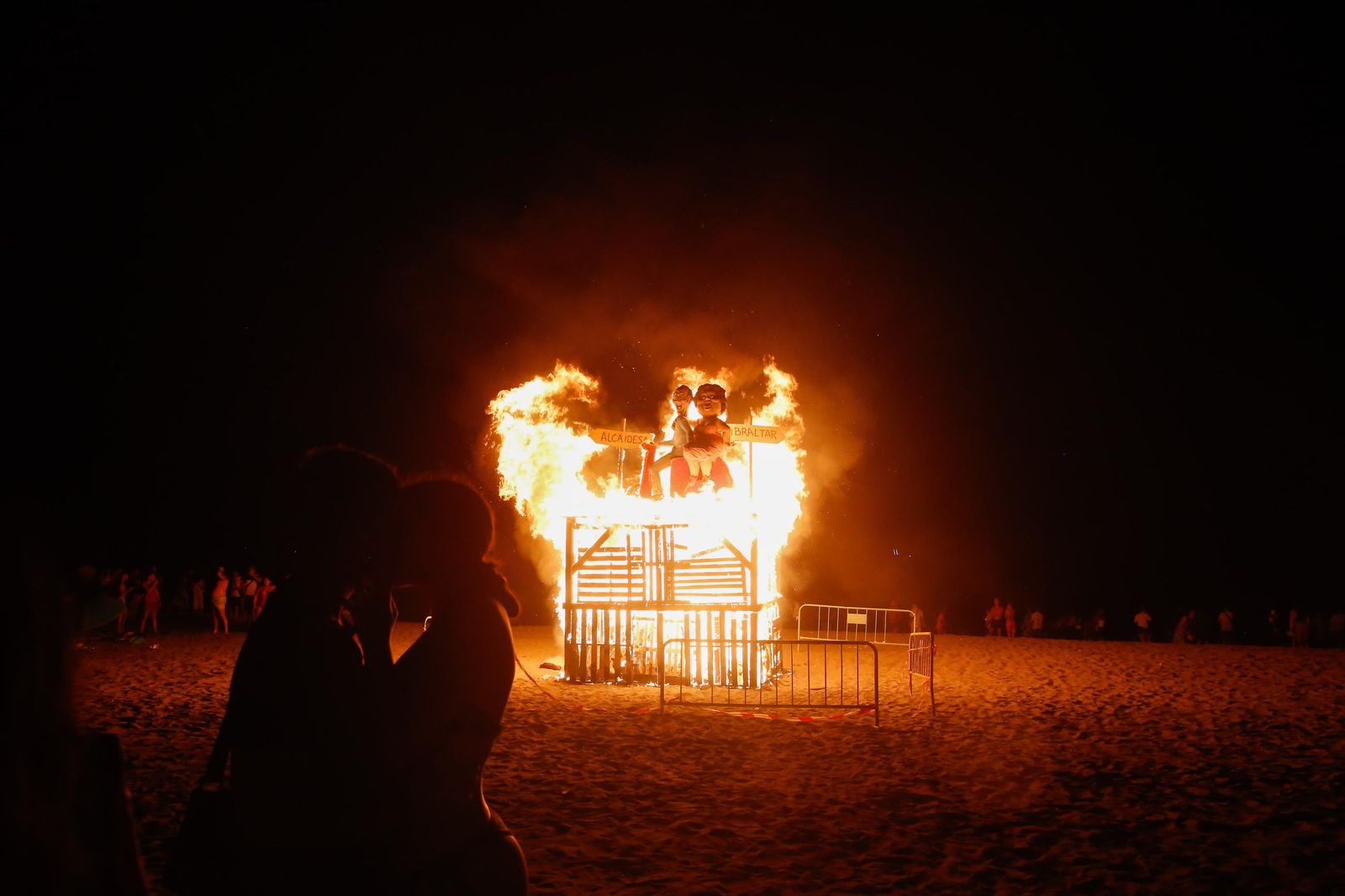 Fotos de la noche de San Juan en las playas de La Línea.