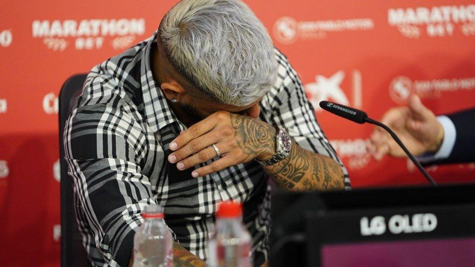 Banega se seca las lágrimas para poder continuar su discurso de despedida.