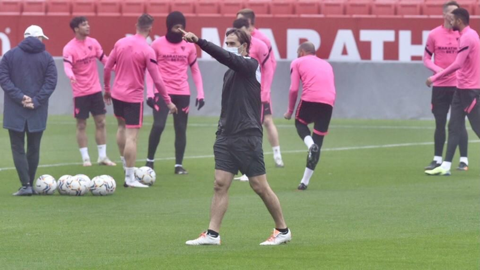 Julen Lopetegui hace una indicación en el entrenamiento de este viernes en el estadio.