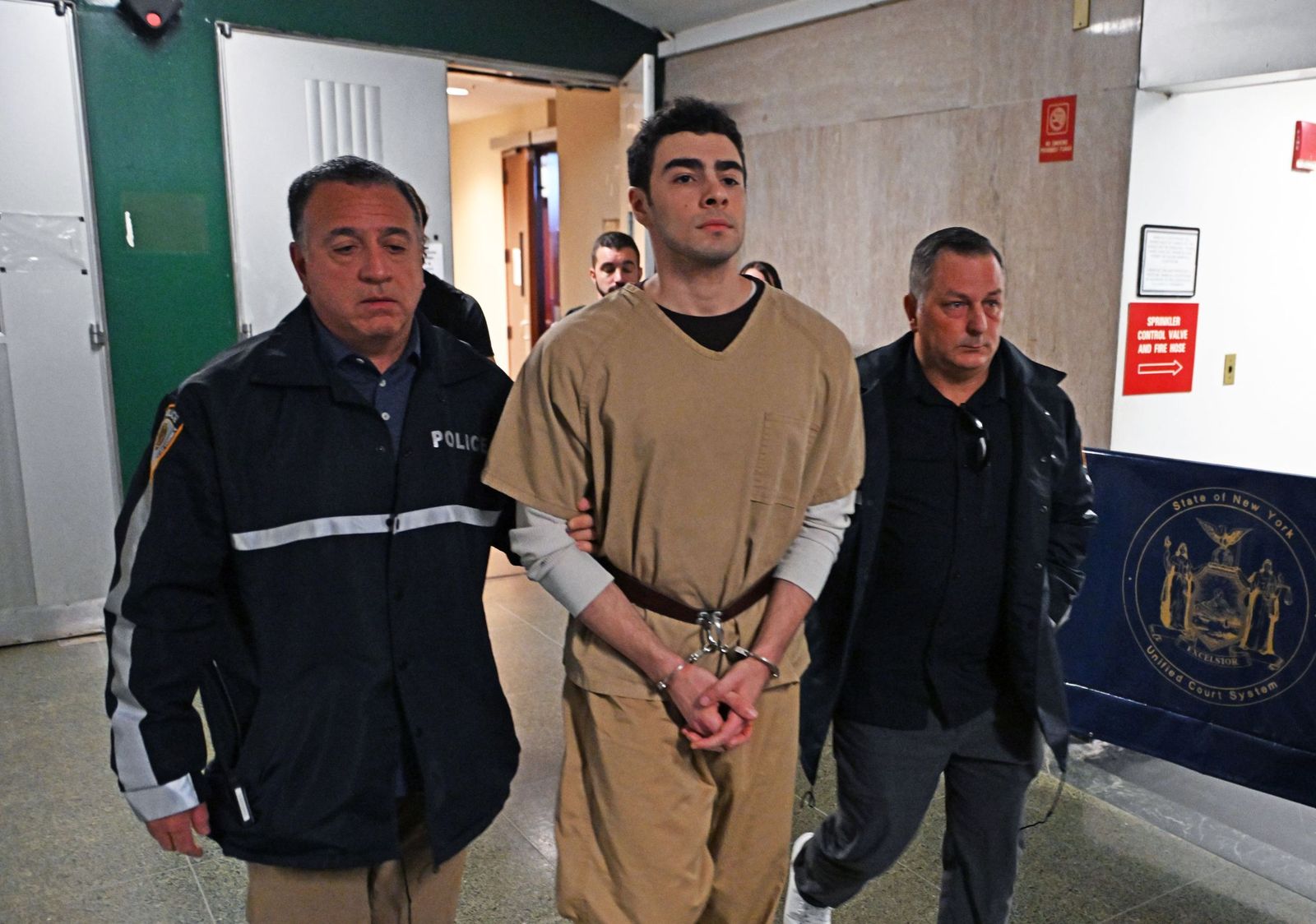 Luigi Mangione evita la condena a muerte tras la retirada de cargos que conllevaban la pena capital.