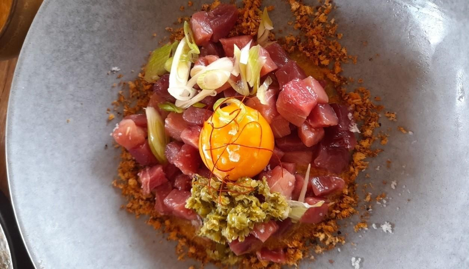 Tartar de atún rojo barbateño con yema de huevo curada del 'beach club' Valhalla, en El Palmar