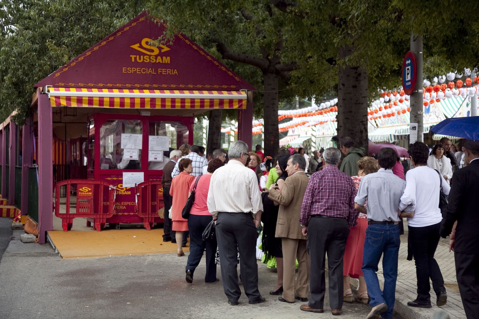 Personas esperando el el servicio de autobús del aparcamiento de uso rotativo