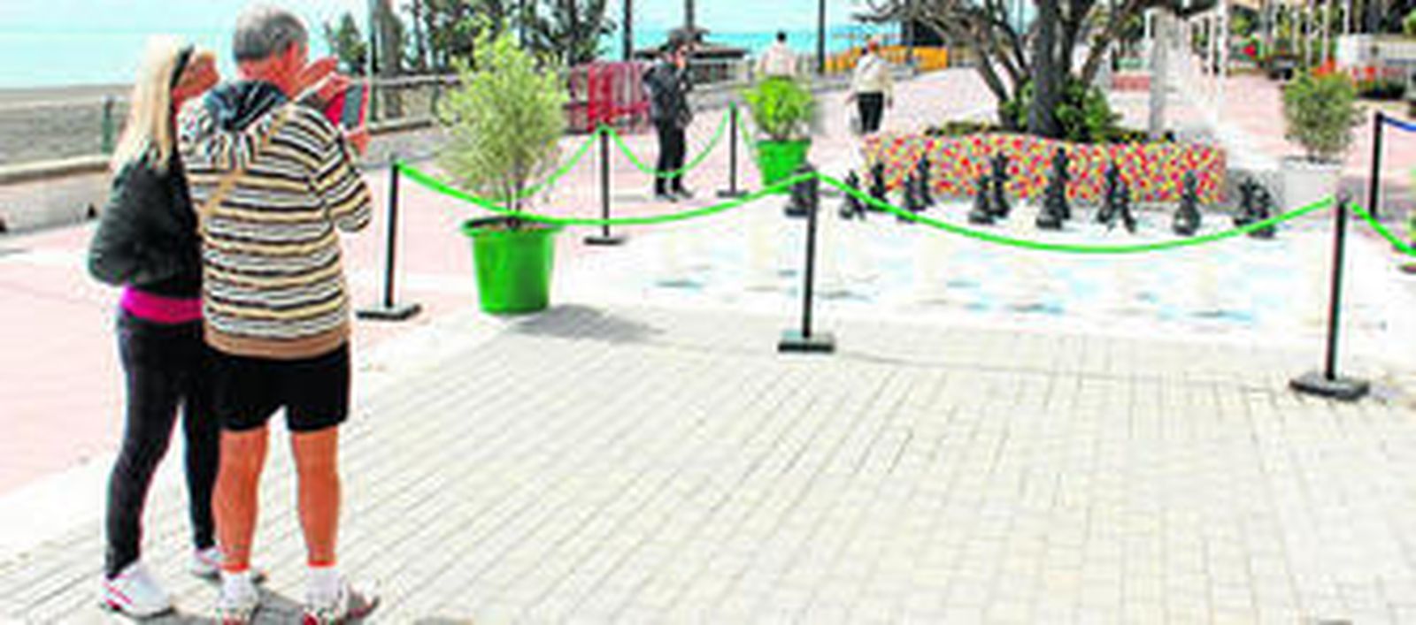 El tablero de ajedrez de grandes dimensiones instalado en el paseo marítimo de Estepona.