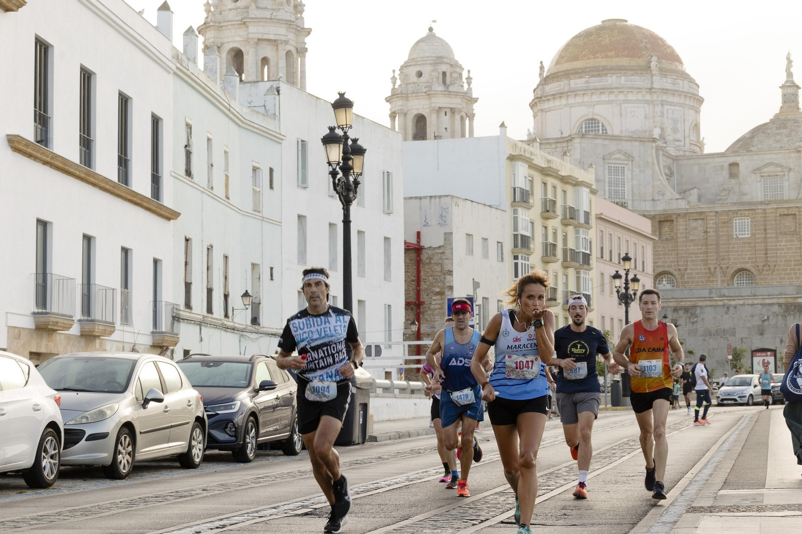 Búscate en las imágenes de la I media maratón Ciudad de Cádiz