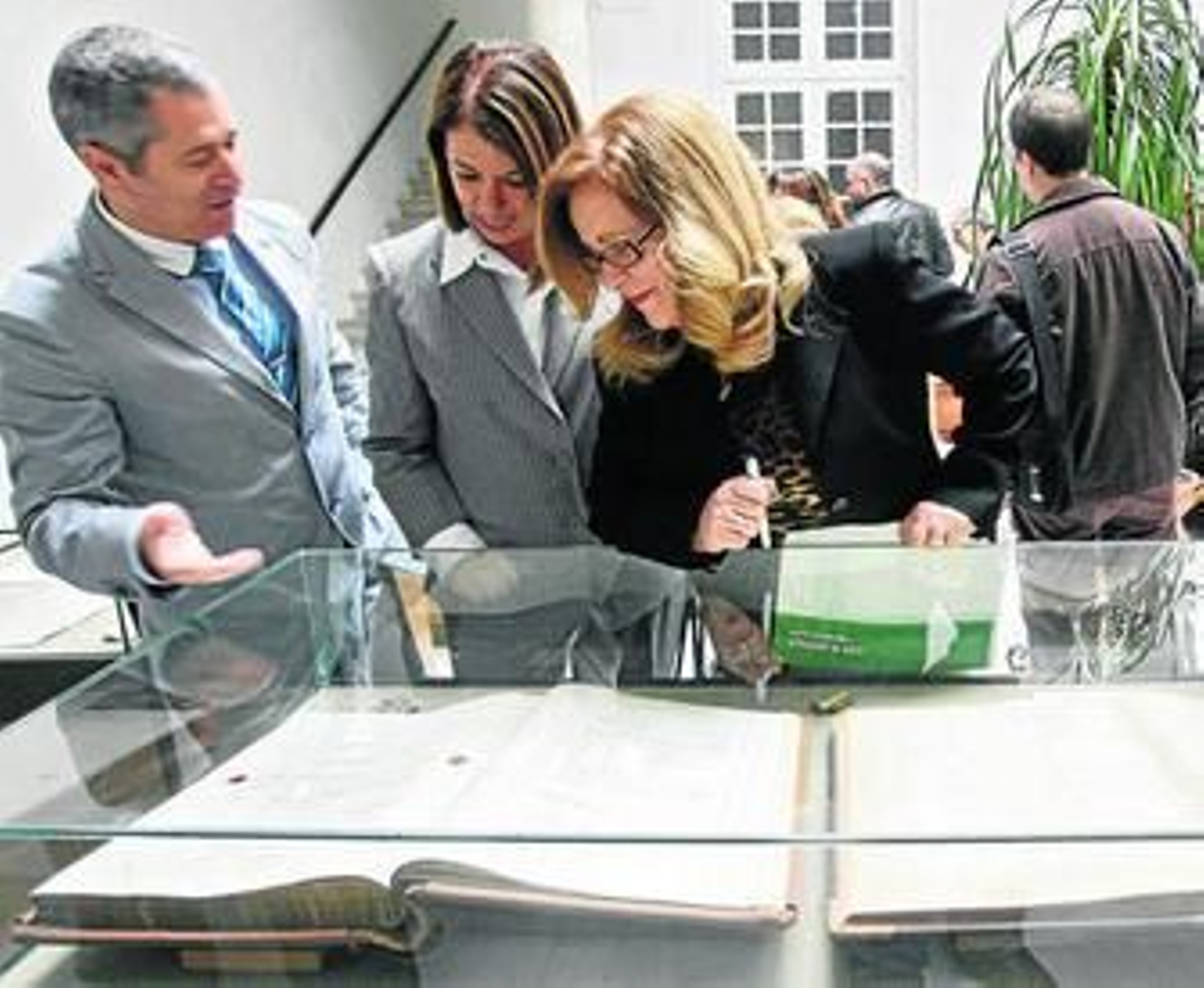 El archivero José Ramón Barroso enseña parte de los fondos a Inés Cassin y Yolanda Peinado.