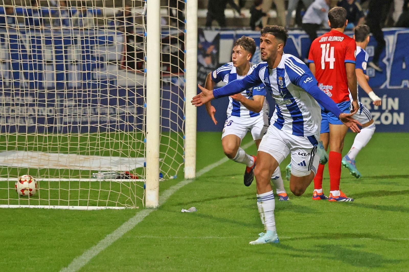 Bekkouche celebra el tercer tanto con Davinchi al fondo.