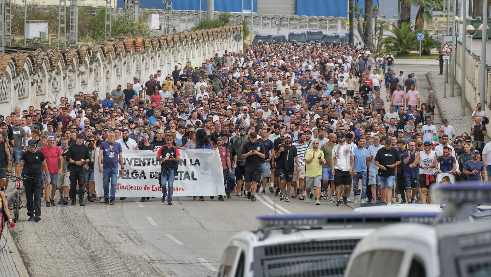 H DE HUELGA DEL METAL. Tras un paro de 48 horas los días 18 y 19 de junio, el 23 de junio comenzó una huelga de los trabajadores del metal de Cádiz -un sector que emplea a más de 30.000 personas en la provincia-. Después de días de intensas negociaciones, movilizaciones y algunos episodios violentos con 25 detenidos, UGT llegó a un acuerdo con la patronal sobre el nuevo convenio colectivo el 27 de junio, al que no se sumó la CGT, que finalmente desconvocó también los paros el 8 de julio.